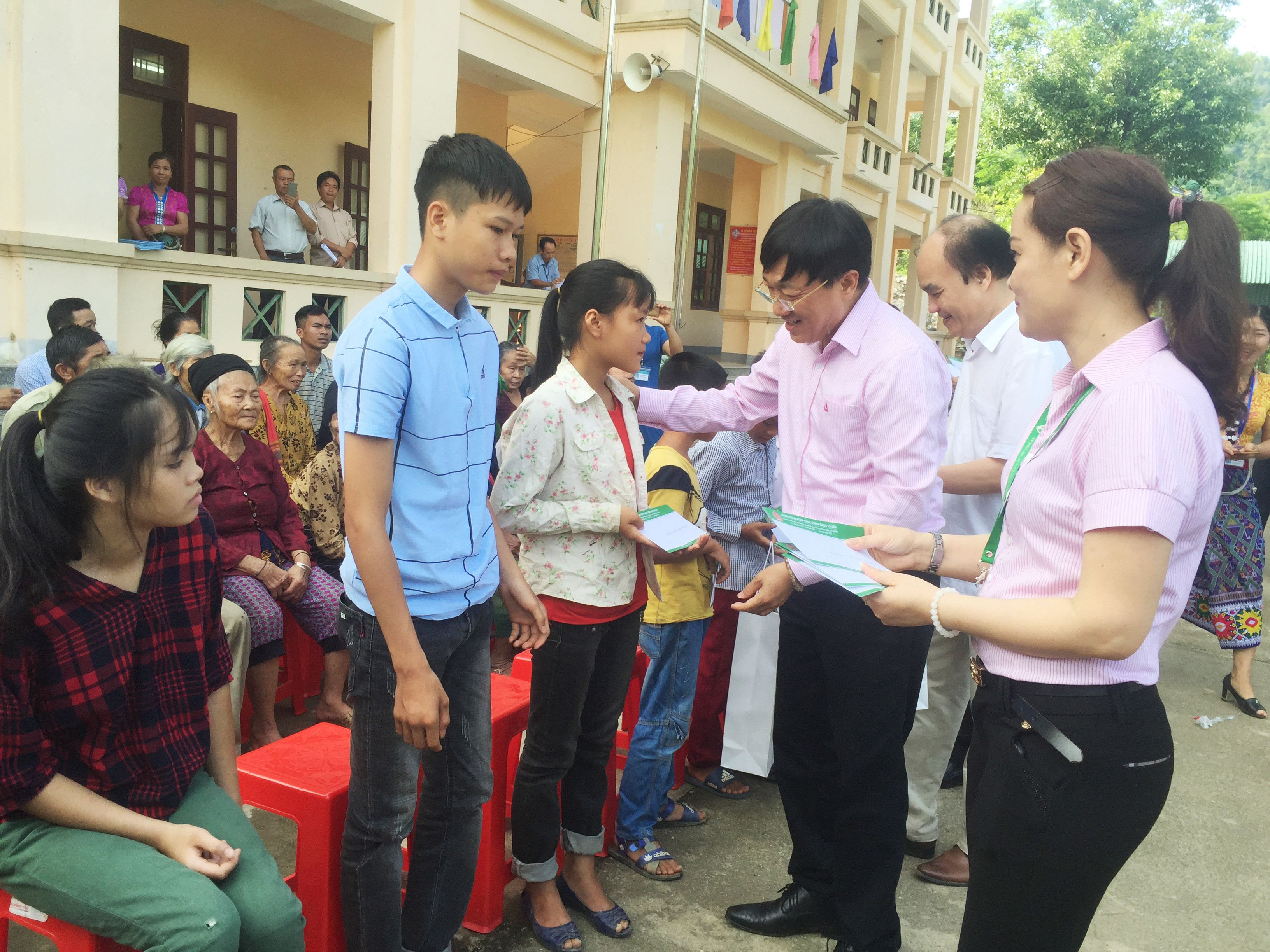Đoàn công tác Ngân hàng CSXH tặng quà các em thiếu niên nhi đồng, hộ gia đình chính sách xã Tà Cạ, Kỳ Sơn. Ảnh: Thu Huyền 