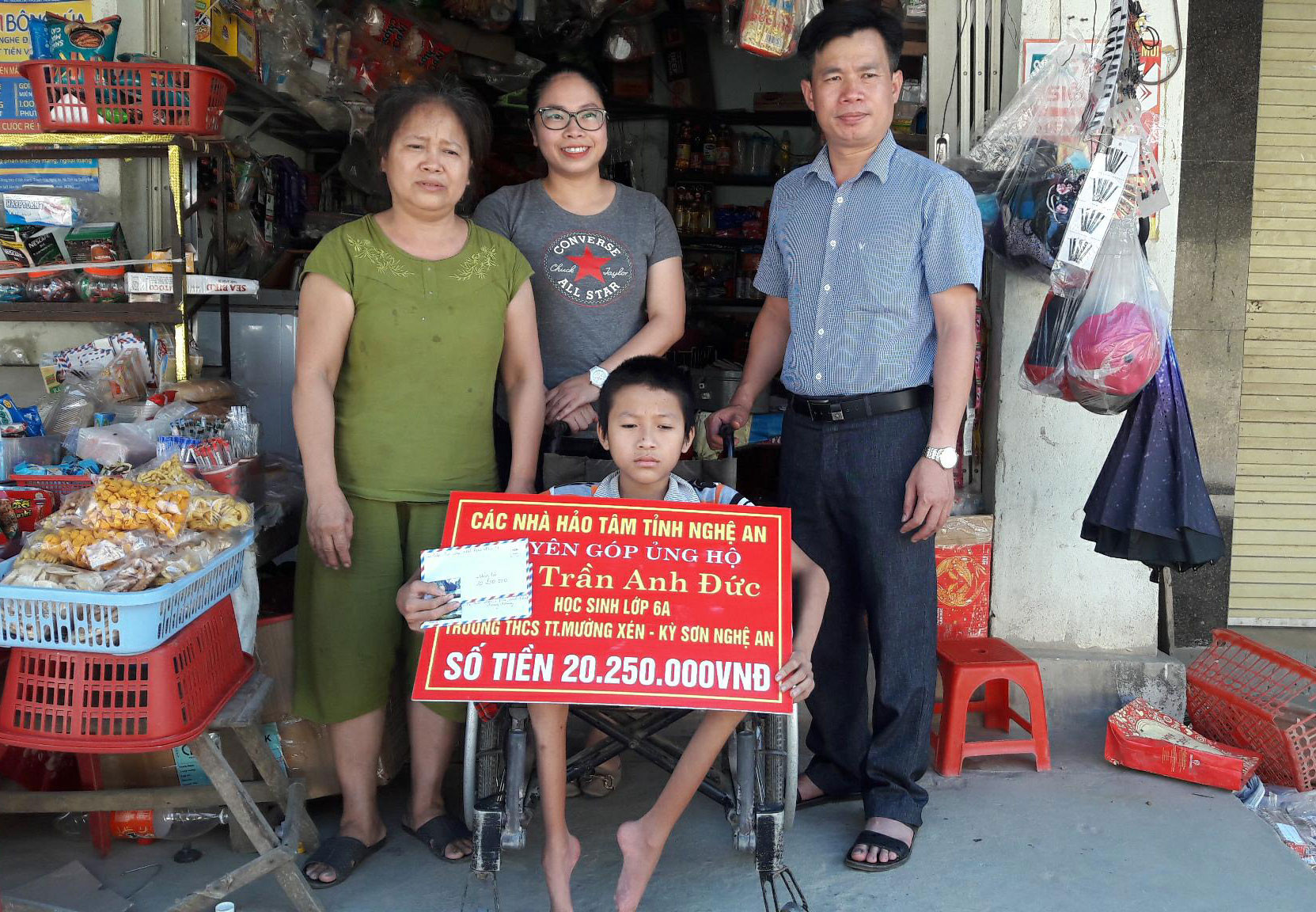 Chị Nguyễn Thanh Huyền trao số tiền và hiện vật ủng hộ cháu Trần Anh Đức. Ảnh: Đào Thọ