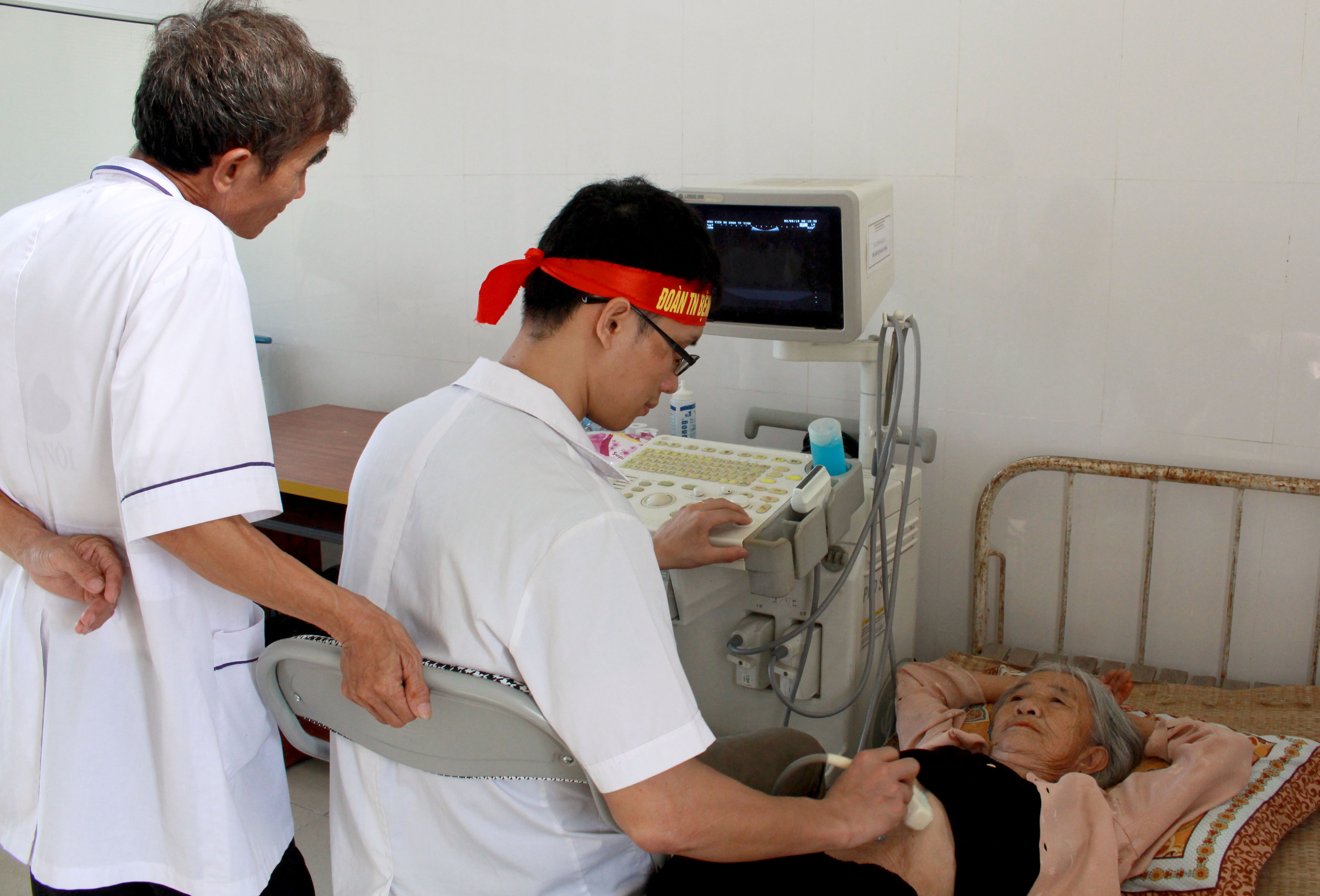 400 đối tượng chính sách ở quê Bác đã được thăm, khám và tư vấn sức khỏe miễn phí. Ảnh: Phương Thúy