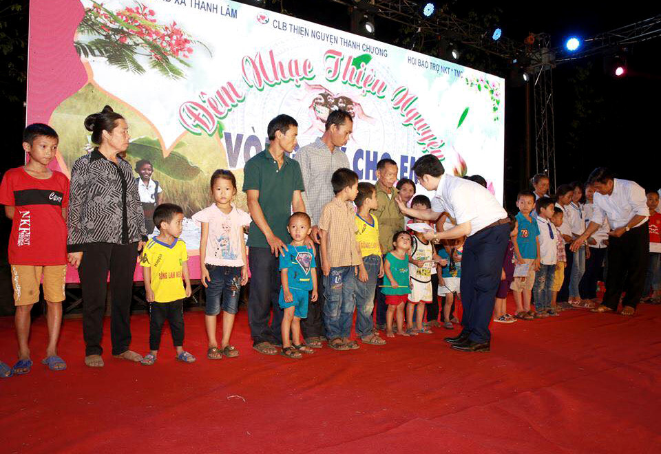 Trao hơn 100 suất quà là tiền mặt cho trẻ em nghèo xã Thanh Lâm. Ảnh: Huy Thư