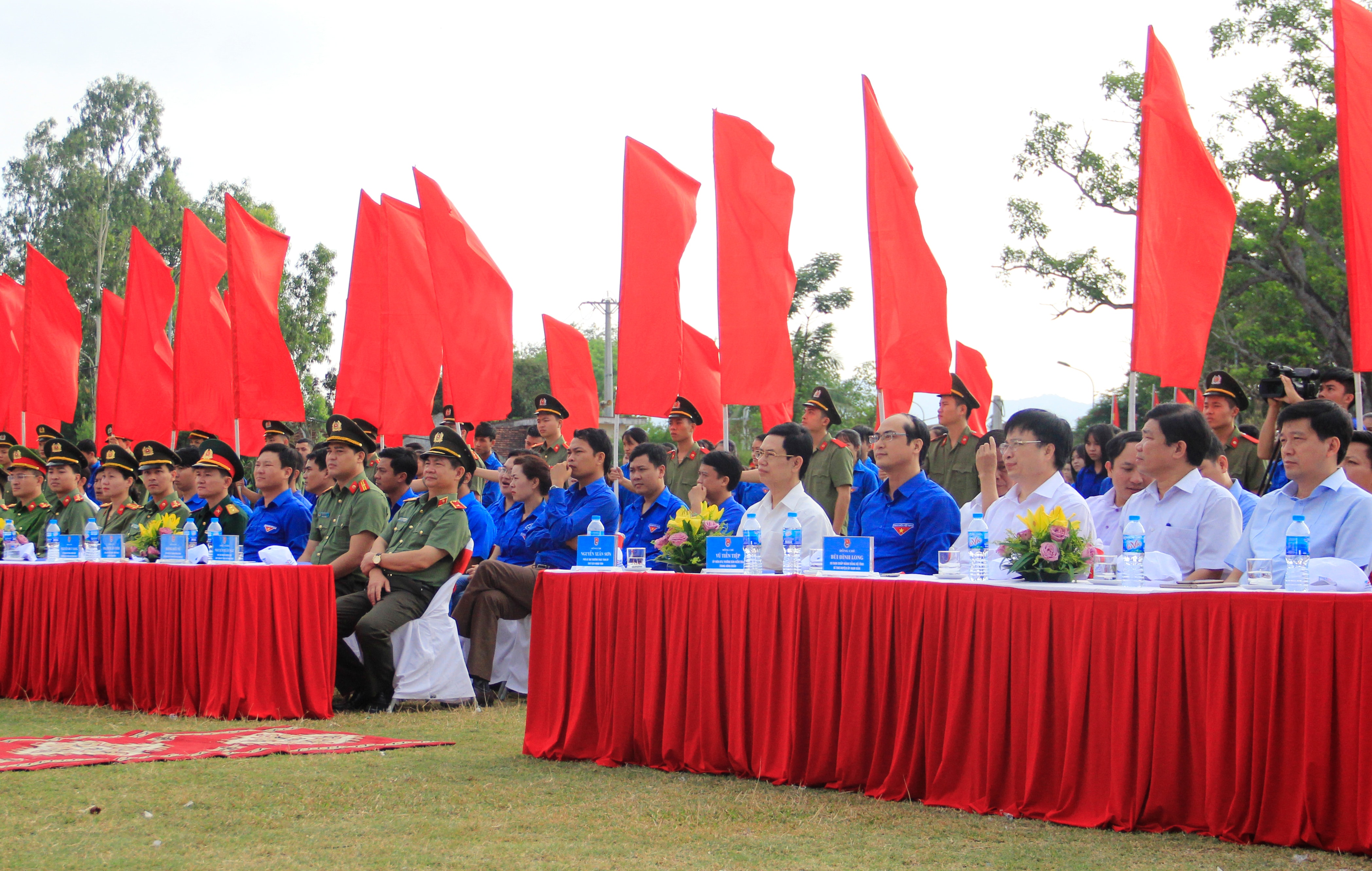 Tham dự Lễ ra quân có đồng chí Nguyễn Xuân Sơn -  Phó Bí thư Thường trực Tỉnh ủy, Chủ tịch HĐND tỉnh; Phạm Tuấn Vinh - Ủy viên BCH Trung ương Đoàn, Bí thư Tỉnh Đoàn; lãnh đạo huyện Nam Đàn; các ban Tỉnh Đoàn, đại diện các huyện đoàn và 2000 đoàn viên thanh niên huyện Nam Đàn. Về phía Trung ương Đoàn TNCS Hồ Chí Minh có đồng chí Vũ Tiến Tiệp, Ủy viên Ban thường vụ, Trưởng Ban kiểm tra Trung ương Đoàn. Về phía Bộ Công an có đồng chí Thiếu tướng Nguyễn Xuân Ngư, Đảng ủy viên Đảng ủy công an Trung ương, Phó Chủ nhiệm Thường trực Ủy ban Kiểm tra Đảng ủy công an Trung ương. Ảnh: Phương Thúy