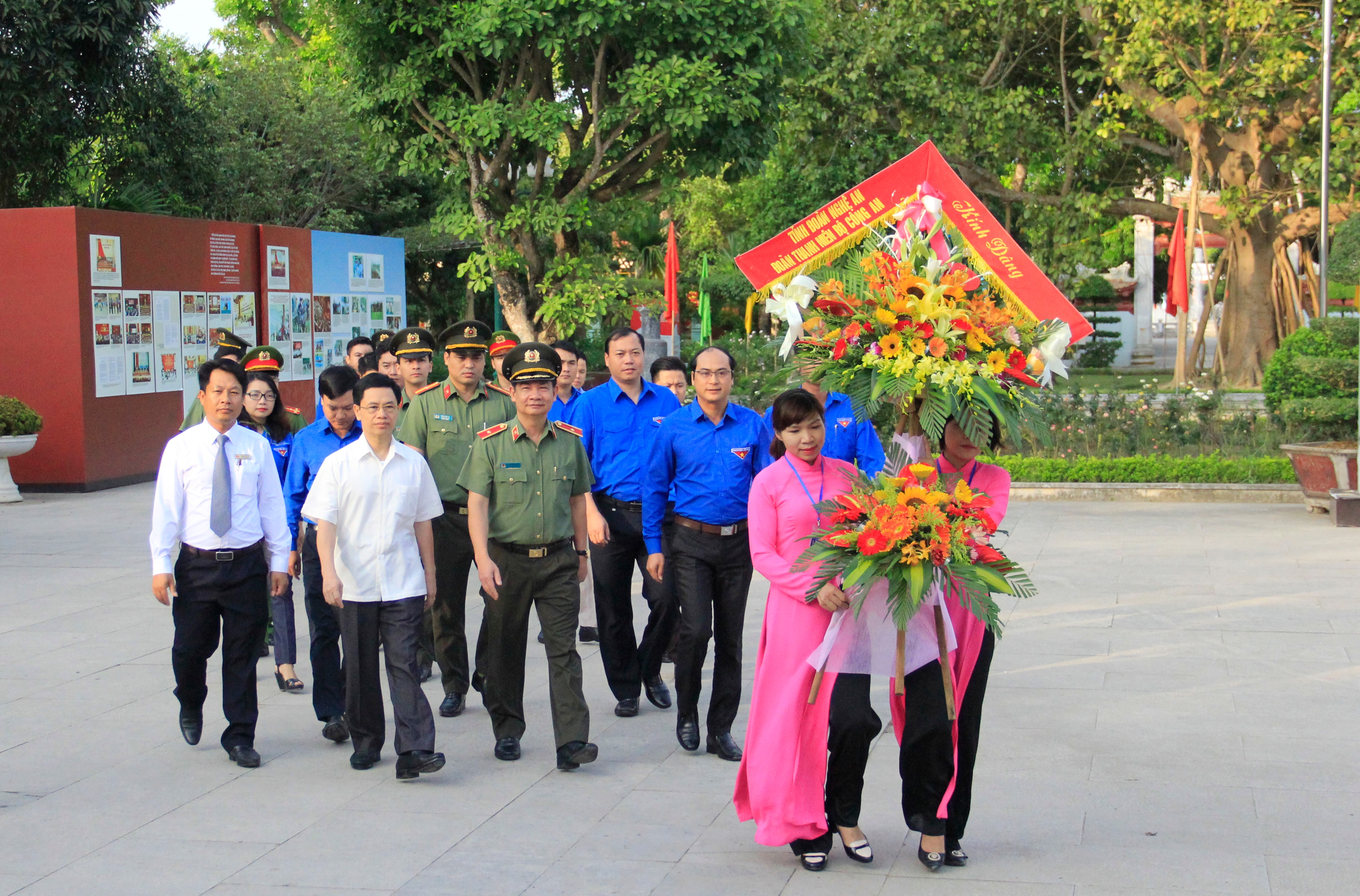 Trước lễ phát động, các đại biểu đã đến Tỉnh dâng lẵng hoa tươi thắm bày tỏ lòng biết ơn vô hạn và kính trọng sâu sắc đối với Chủ tịch Hồ Chí Minh - lãnh tụ thiên tài của cách mạng Việt Nam, Anh hùng giải phóng dân tộc, danh nhân văn hóa kiệt xuất tại Khu di tích Kim Liên. Ảnh: Phương Thúy