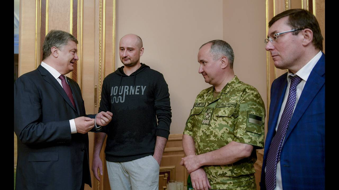 Bất ngờ, 1 ngày sau, chiều 30/5, ông Babchenko xuất hiện trong trạng thái khỏe mạnh tại một cuộc họp báo do cơ quan an ninh Ukraine tổ chức để nói về “cái chết” của chính mình. Theo đó, cái chết giả của Babchenko là một phần trong chiến dịch đặc biệt nhằm chặn trước âm mưu ám sát thực sự. Phía Nga cho rằng Kiev đang lợi dụng câu chuyện để phục vụ mục đích tuyên truyền, quả quyết đây là “chiến dịch cờ giả” nhằm bôi nhọ uy tín của Moskva. Ảnh: CNN