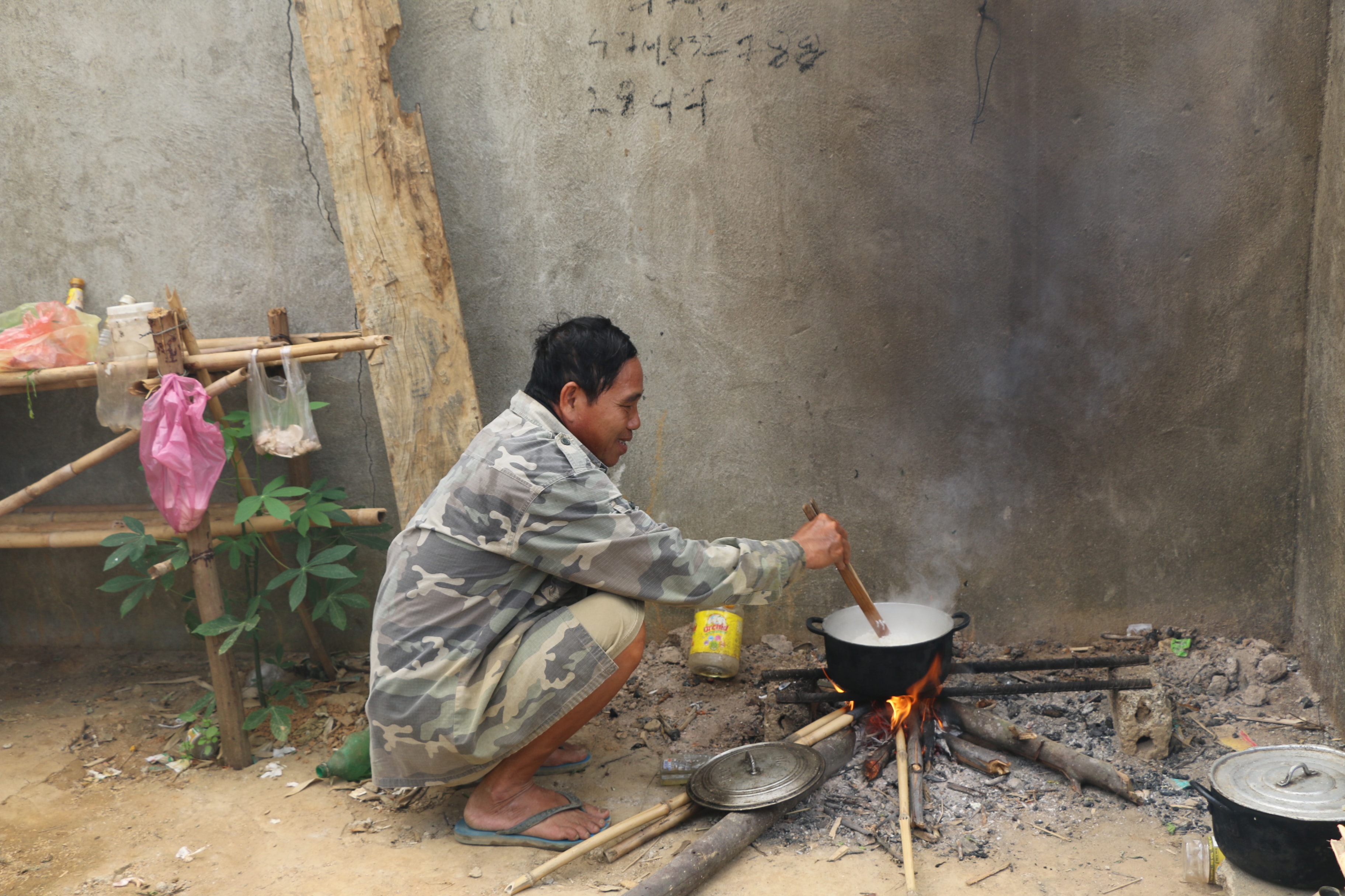 Trong 3 tháng trời đó, người trồng dưa phải ở hẳn ngay tại chòi canh để chăm sóc cây dưa. Cuộc sống “cơm niêu, nước lọ” của những người đàn ông như anh Lê Văn Hiến đã trở nên quen thuộc. Năm nay, thuê ở vùng đất này, năm sau lại “du mục” đi sang vùng đất khác. Mỗi năm 3 tháng tròn “ở rẫy” với bao vất vả, cơ cực. Ảnh: T.P