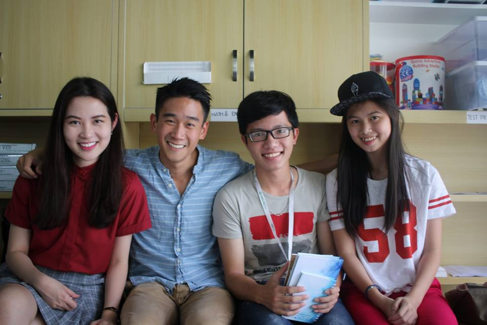  Lê Quốc Tuấn (thứ 2 từ phải sang) tham gia trại hè tại thành phố Hồ Chí Minh. Ảnh. NVCC