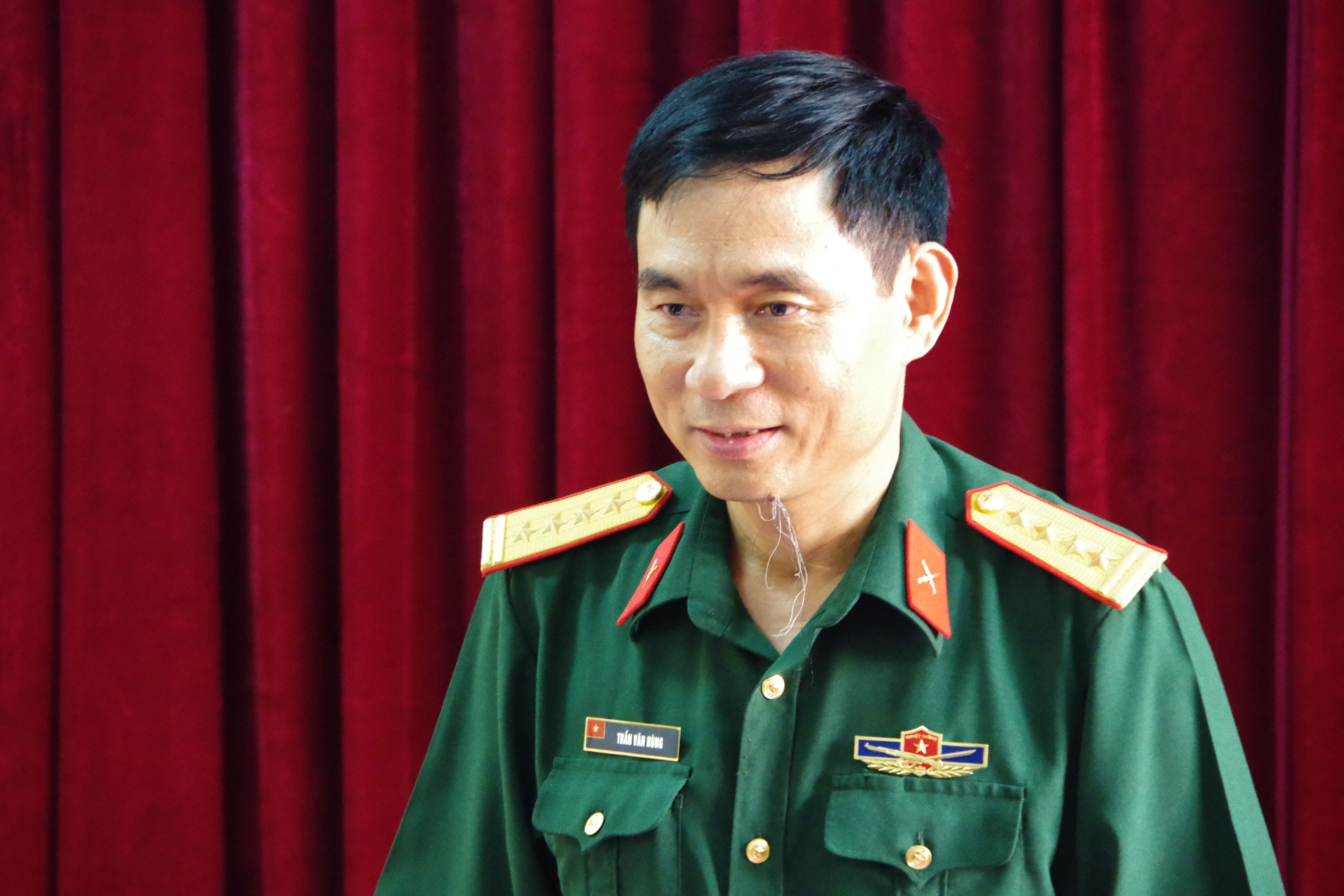 Đại tá Trần Văn Hùng - Ủy viên BTV Tỉnh ủy  - Chỉ huy trưởng Bộ CHQS tỉnh phát biểu tại lễ bàn giao. Ảnh: Hoàng Long 
