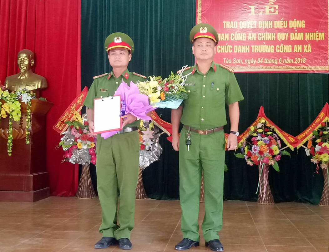 Thượng tá Nguyễn Hồng Tuyến - Trưởng Công an huyện Anh Sơn trao quyết định và giao nhiệm vụ cho cho Đại úy Hoàng Anh Tuấn. Ảnh: Thanh Mai 