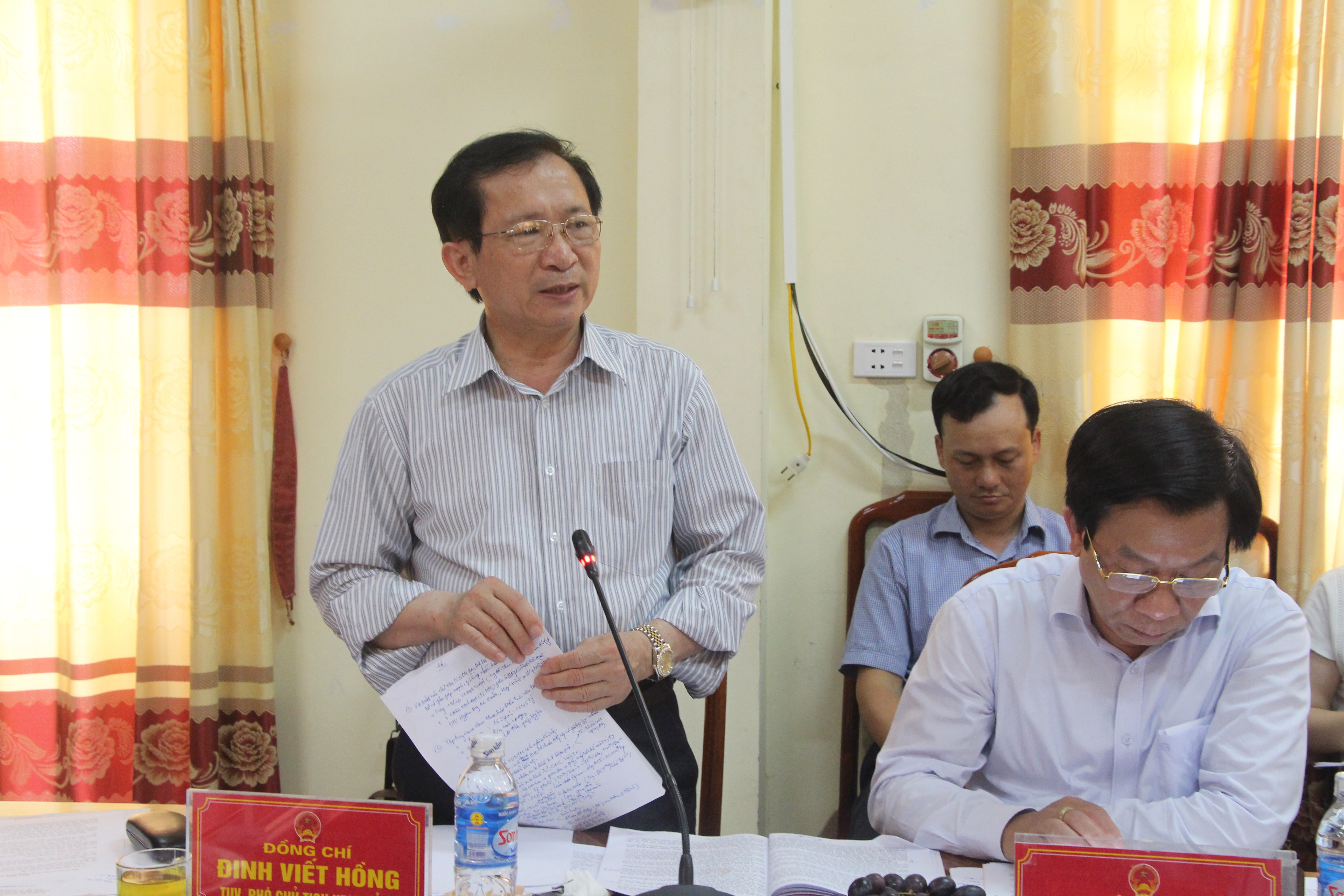 Đồng chí Đinh Viết Hồng phát biểu tại buổi làm việc. Ảnh: Đào Tuấn 