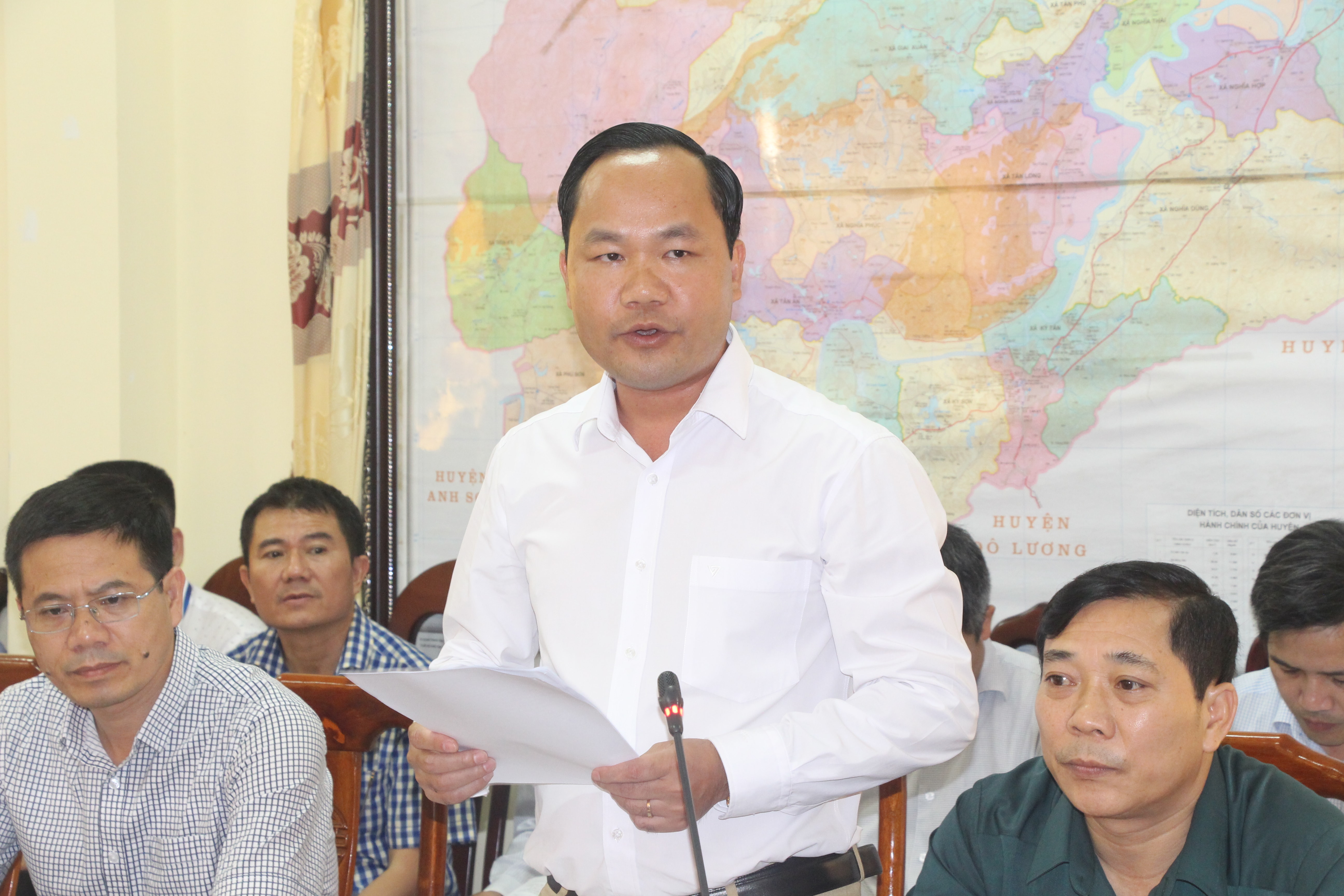 Đồng chí Hoàng Quốc Việt - Chủ tịch UBND huyện Tân Kỳ phát biểu tại hội nghị. Ảnh: Đào Tuấn