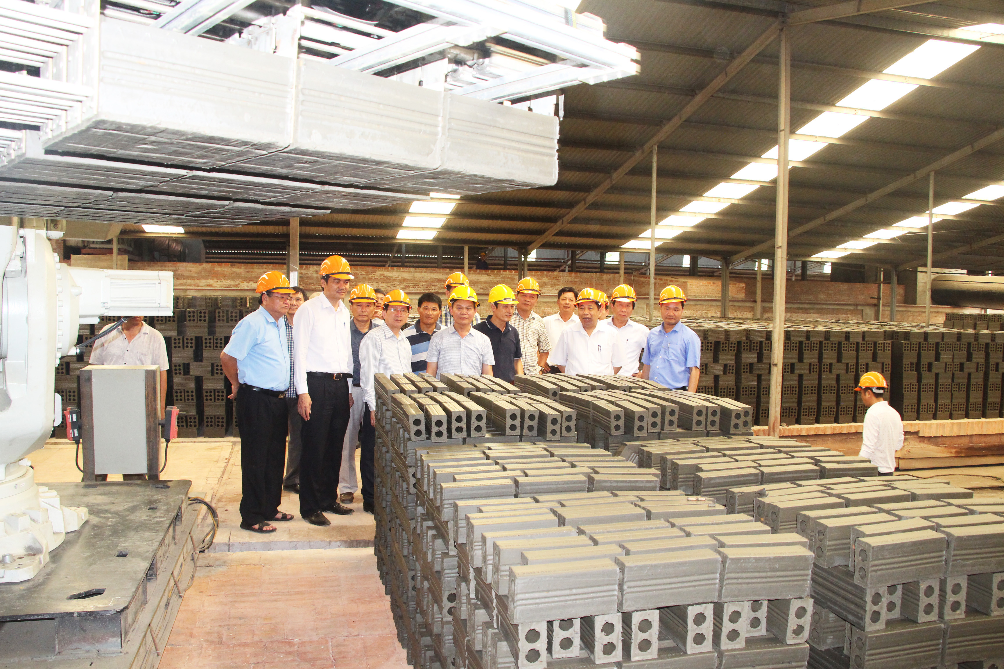 Kiểm tra dây chuyền sản xuất gạch ngói của Nhà máy Chủ tịch Nguyễn Xuân Đường 