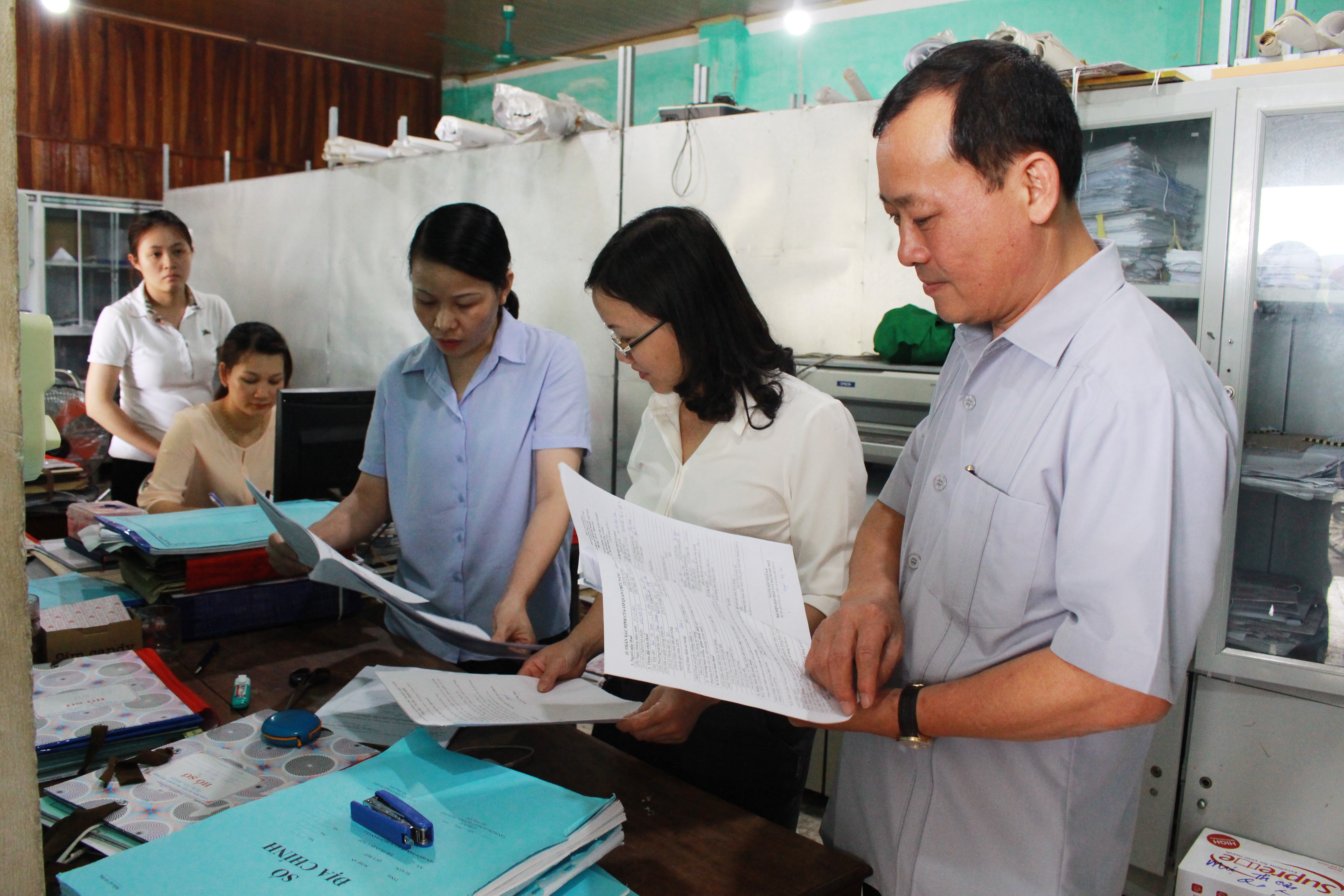 Đoàn đã đến khảo sát tại văn phòng đăng ký quyền sử dụng đất của huyện Quỳ Hợp. Ảnh: Phương Thúy