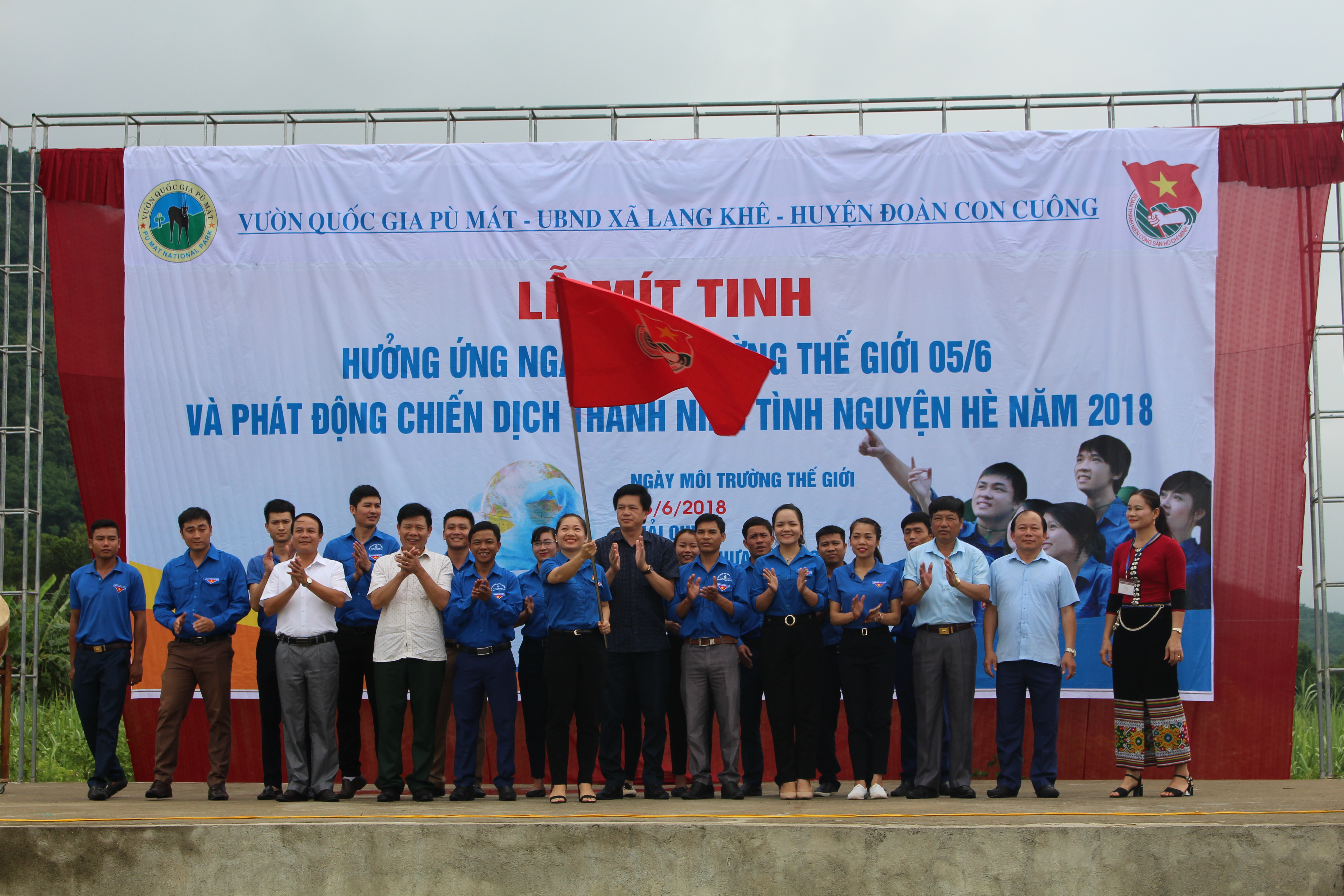 Các đồng chí lãnh đạo Huyện ủy, UBND huyện trao cờ quyết thắng, phát động chiến dịch thanh niên tình nguyện năm 2018. Ảnh: Minh Hạnh
