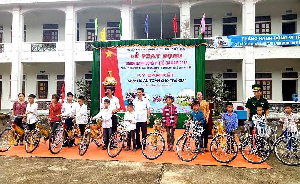 Tặng 10 chiếc xe đạp cho học sinh có hoàn cảnh khó khăn của các xã Thông Thụ, Đồng Văn. Ảnh: Diễm Hằng