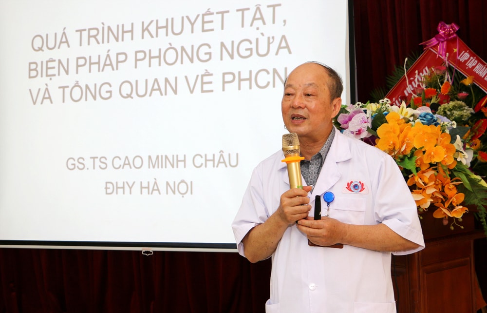 GS.TS: Cao Minh Châu - Tổng Thư ký Hội Phục hồi chức năng Việt Nam, Nguyên Trưởng Bộ Môn PHCN Đại Học Y Hà Nội, PGĐ Trung Tâm PHCN Bệnh Viện Bạch Mai khám, điều trị cho bệnh nhân tại bệnh viện PHCN Nghệ An. Ảnh: Thành Cường.