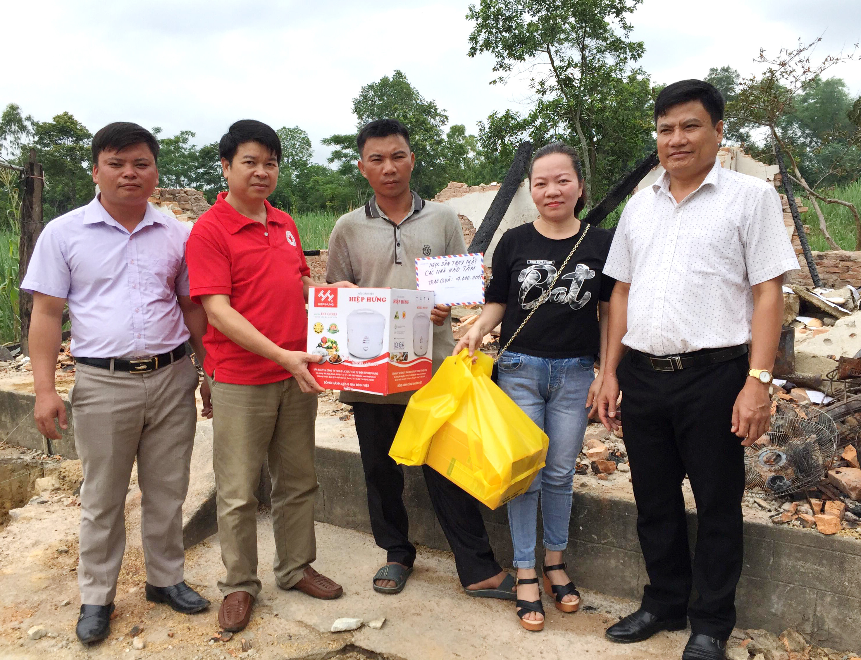 Đại diện Hội chữ thập đỏ huyện và nhà thiện nguyện Ngọc Dân đã trao tiền và quà cho gia đình anh Hùng