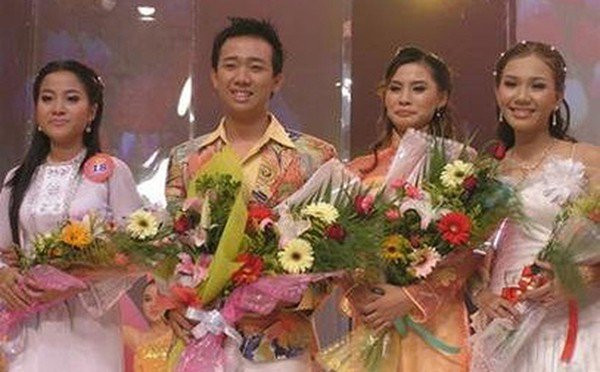 Hồng Phượng (ngoài cùng bên trái) cùng nam MC Trấn Thành chụp hình kỉ niệm khi nhận giải “Én Vàng” năm 2006.