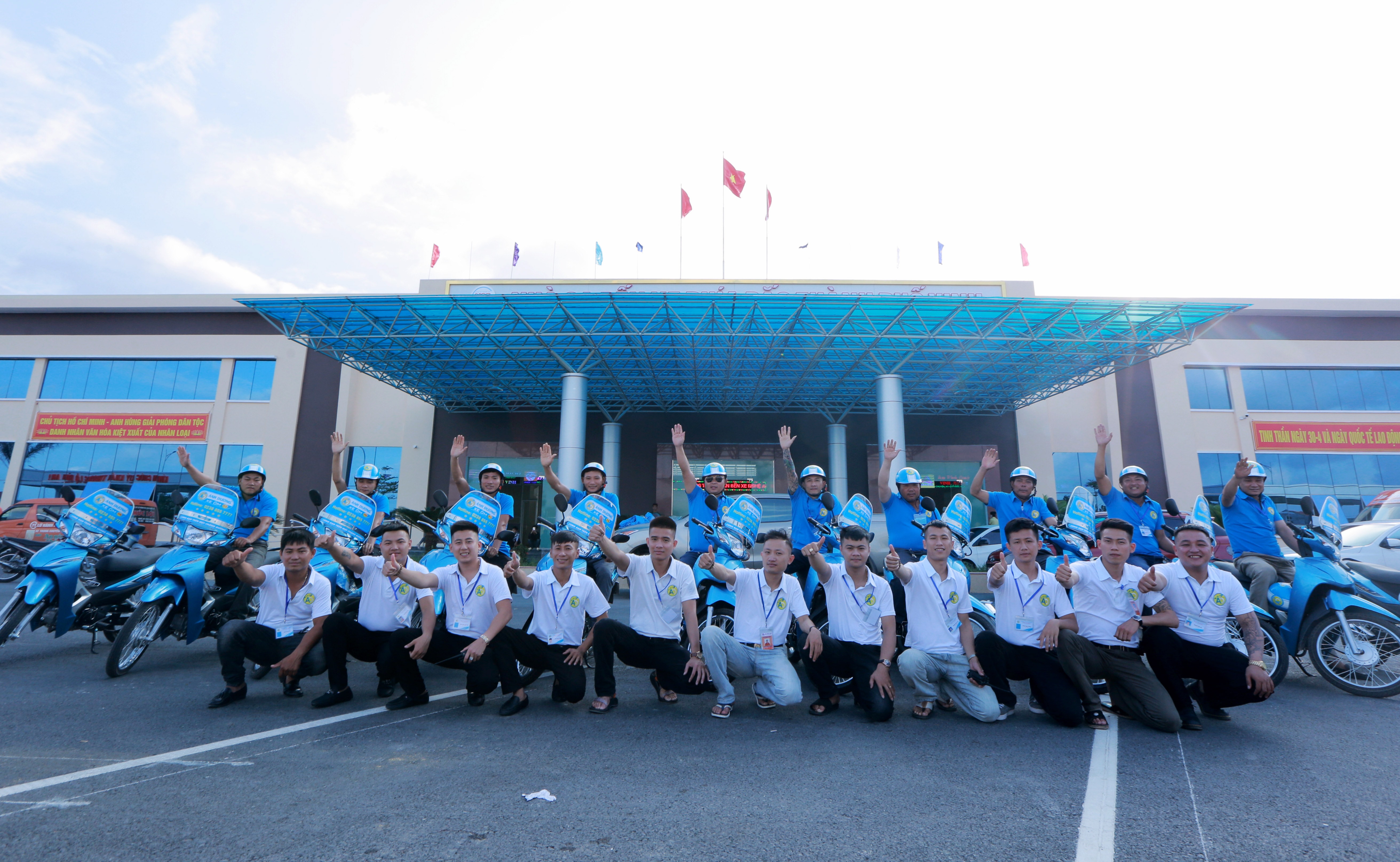 Motor taxi Ánh Dương ra đời với mong muốn dần chuyên nghiệp hóa dịch vụ xe ôm ở thành phố Vinh. Ảnh: PV