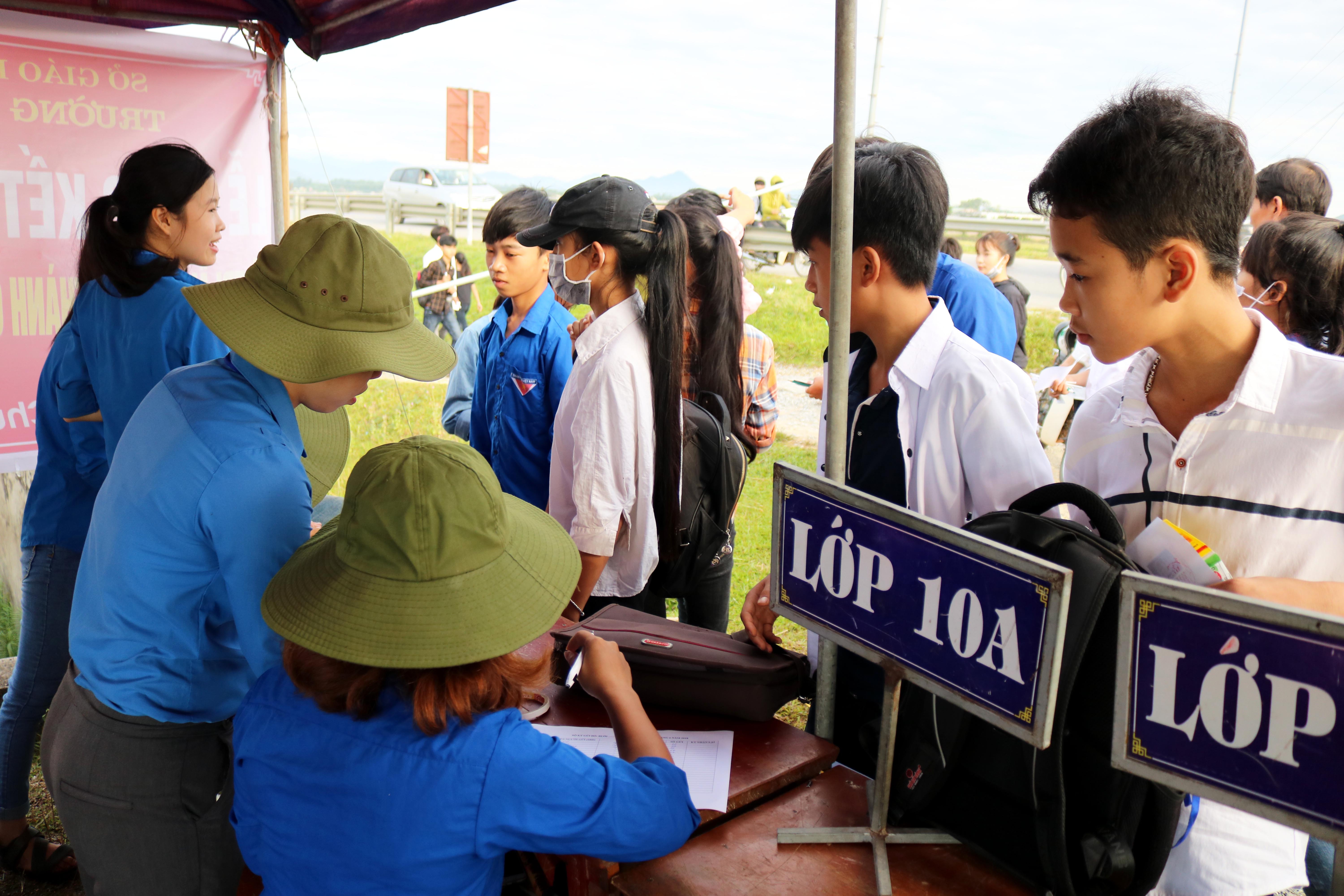 Mỗi điểm tiếp sức mùa thi được chia thành nhiều tổ: điều tiết giao thông, giữ đồ miễn phí,  hướng dẫn phòng thi, hỗ trợ phòng trọ và địa đồ ăn uống giá rẻ… Ảnh: Huy ThưTrong ảnh: Đội tình nguyện tại điểm trường THPT Đặng Thúc Hứa đang thu nhận hành lý cho thí sinh. Bộ phận giữ đồ miễn phí ở các điểm thi thực hiện đúng khẩu hiệu “Nhận đúng, trả đủ, bảo quản tốt”