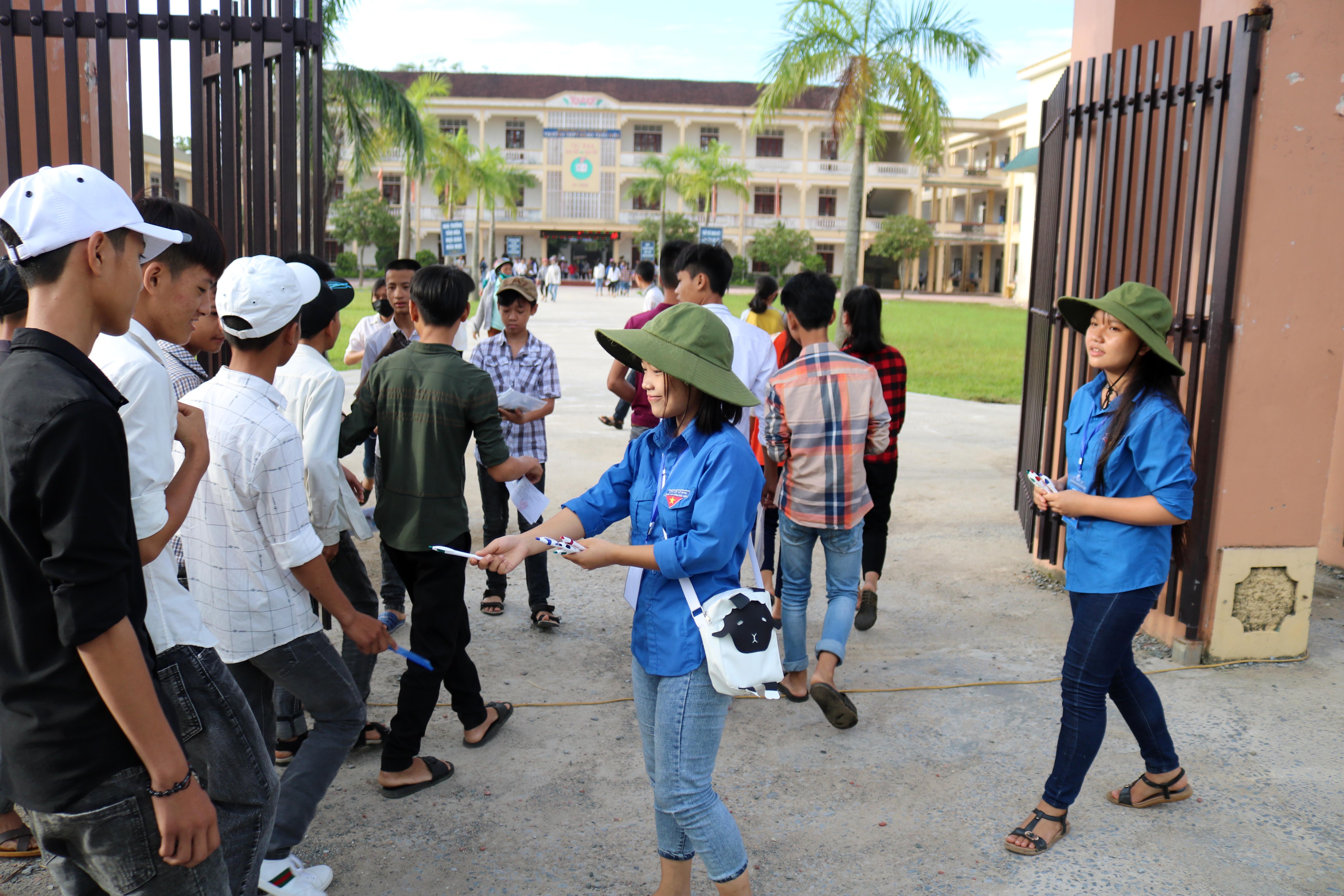 Hàng nghìn chiếc bút được trao tặng cho thí sinh trước lúc bước vào kỳ thi. Ảnh: Huy Thư