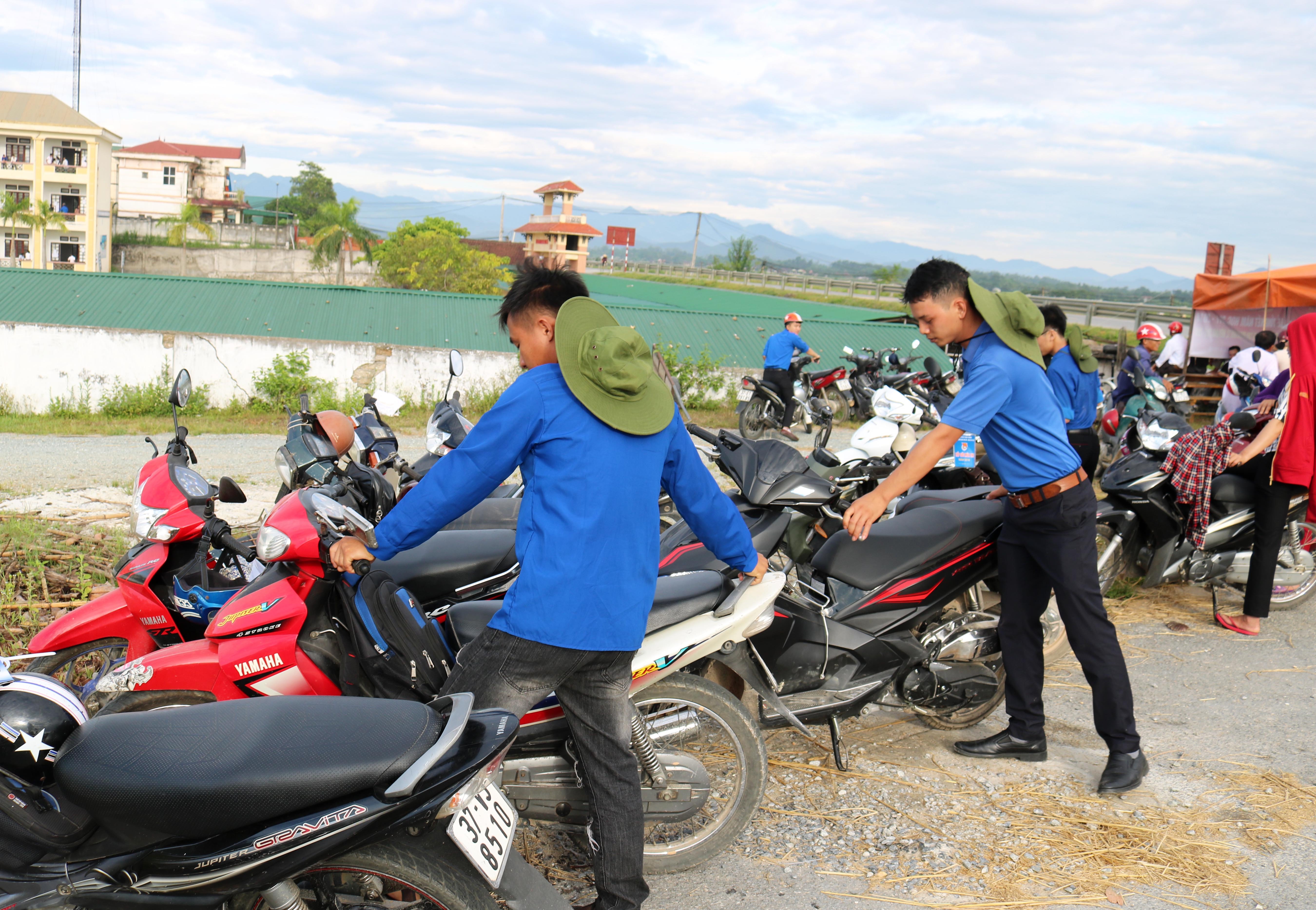 Phối hợp với lực lượng công an, điều tiết giao thông trước cổng trường, chống ách tắc giao thông. Hướng dẫn, giúp đỡ các phụ huynh đưa con em đi thi, cất, gửi xe đúng chỗ.
