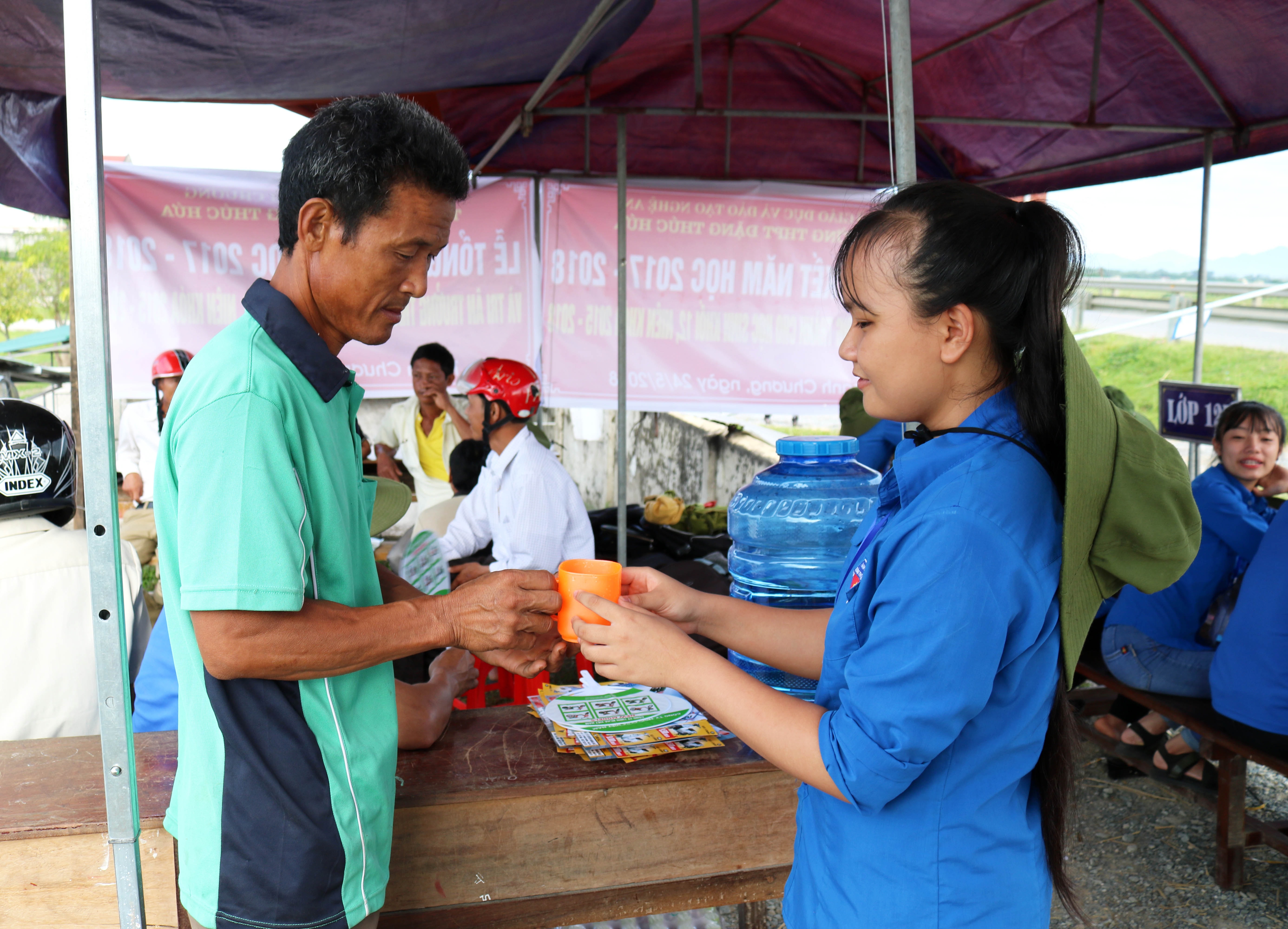 Các điểm tiếp sức mùa thi đều chuẩn bị nước uống đầy đủ, tiếp nước miễn phí cho phụ huynh và thí sinh. Ảnh: Huy Thư