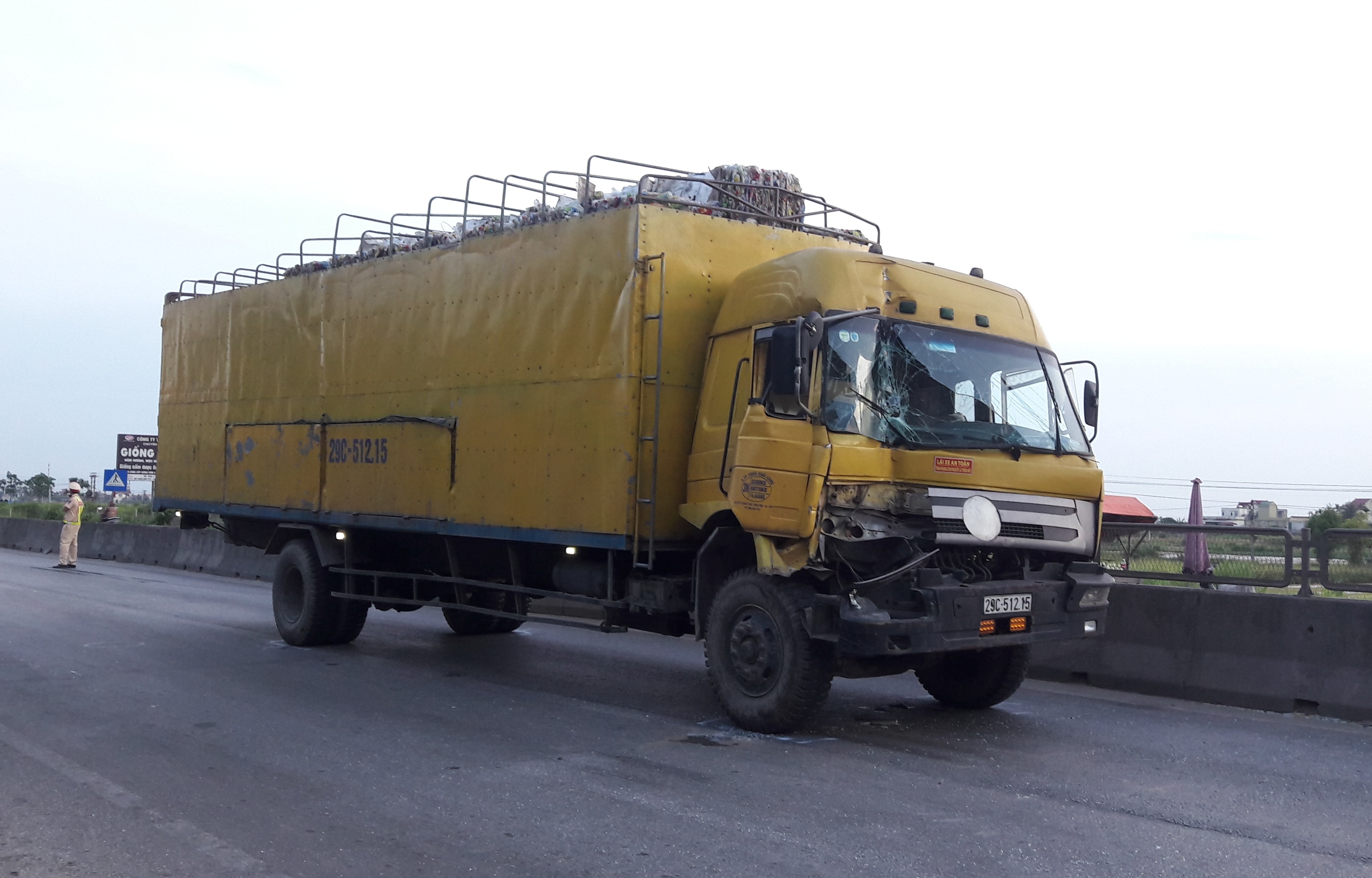 Xe tải bị móp đầu phía bên ghế phụ sau khi đâm xuôi xe thư báo. Đức Thành