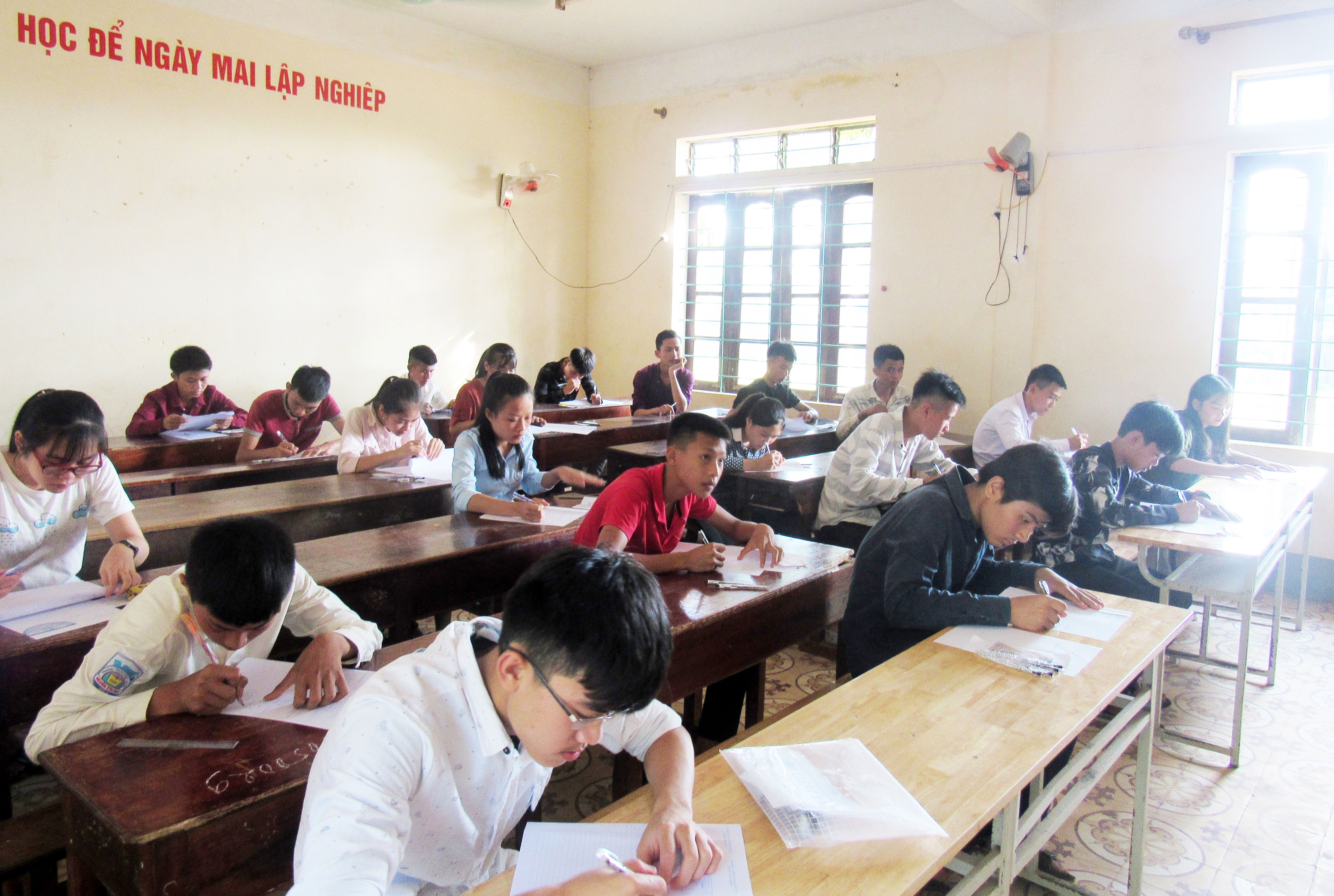 Ngay sau lễ khai mạc, các thí sinh bước vào môn thi đầu tiên là môn Ngữ văn, với thời gian làm bài là 120 phút. Ảnh: Đức Anh