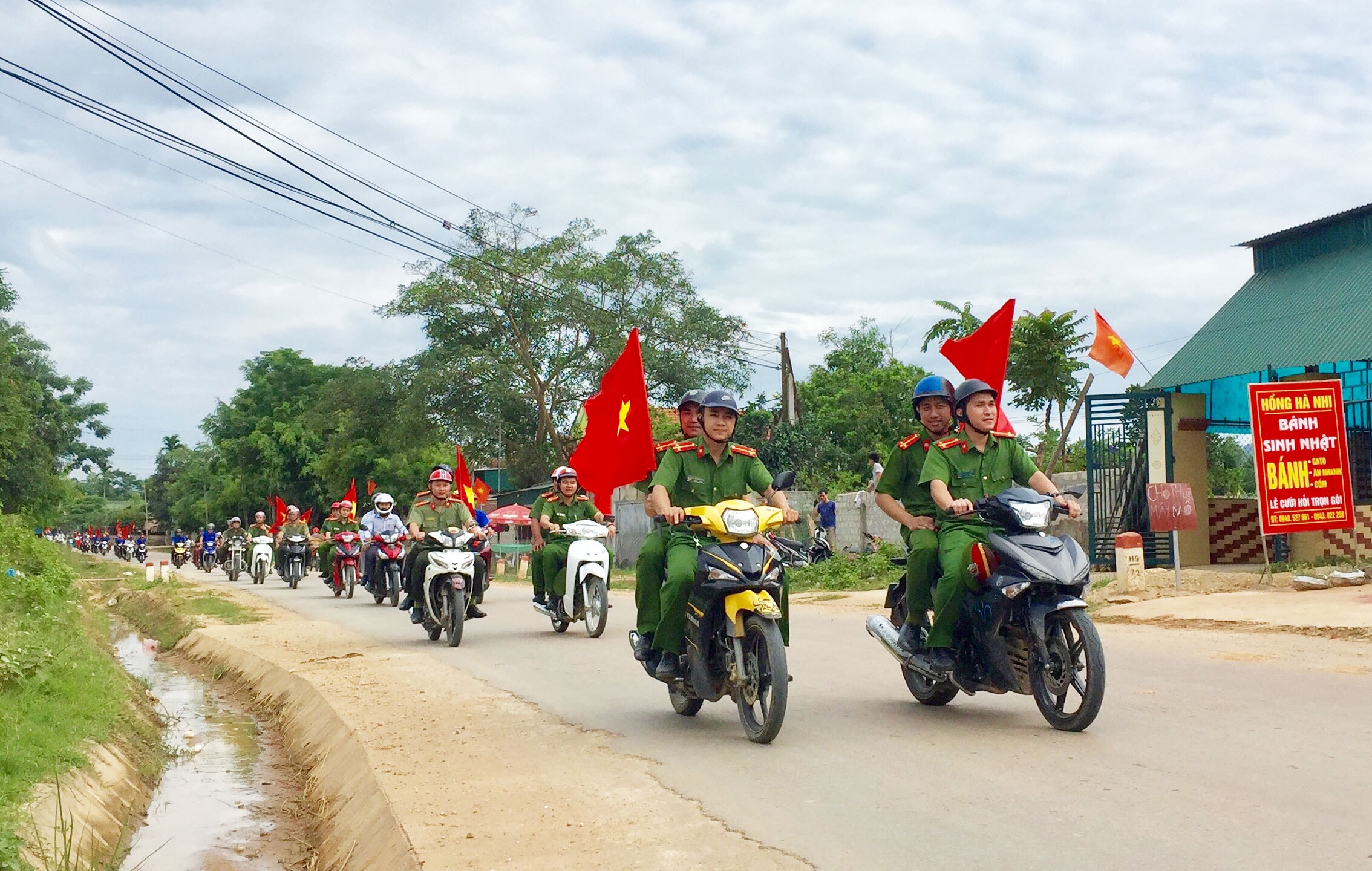 Hơn 200 cán bộ, chiến sỹ lực lượng vũ trang, đoàn viên thanh niên trên địa bàn huyện tham gia diễu hành hưởng ứng tháng hành động phòng, chống ma túy. Ảnh: Hà Thảo  
