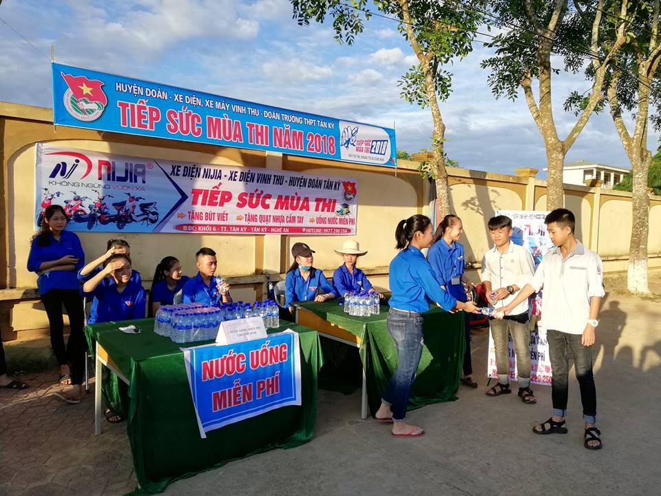 Đội tình nguyện tiếp sức mùa thi trên địa bàn huyện Tân Kỳ. Ảnh: Phương Hảo