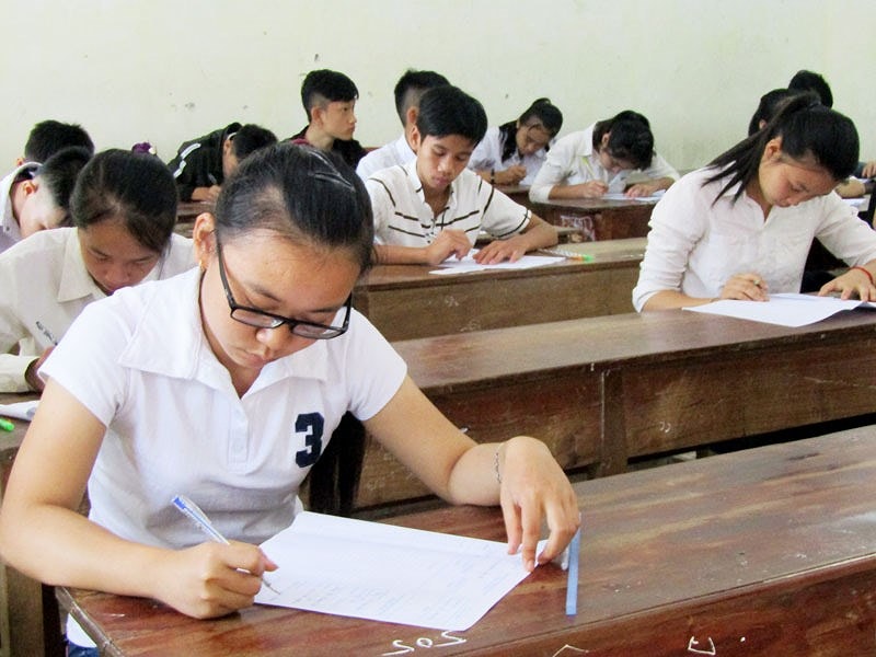 Các thí sinh làm bài thi Ngữ văn tại Hội đồng thi huyện Quỳ Châu. Ảnh: Bé Vinh