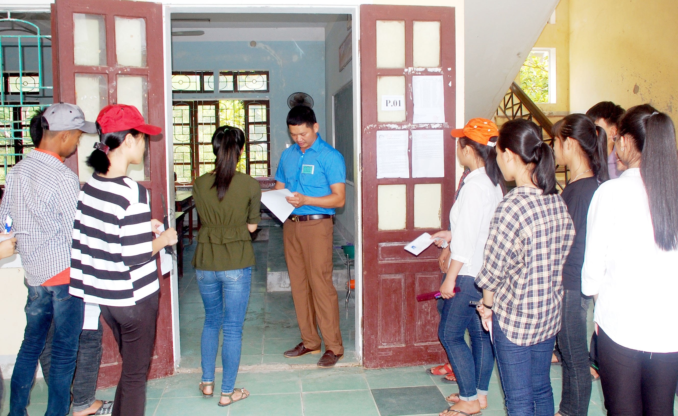 hơn 3.700 thí sinh trên địa bàn huyện Yên Thành hồ hởi đến tập trung sớm tại 6 hội đồng thi. 
