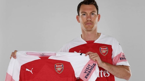 Lichtsteiner sở hữu lối chơi chắc chắn với thể hình cao to. Ảnh:Arsenal FC.