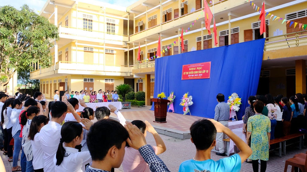 Lễ khai mạc Kỳ thi tuyển sinh vào lớp 10 tại điểm thi Trường THPT Nguyễn Duy Trinh. Ảnh: Mỹ Hà
