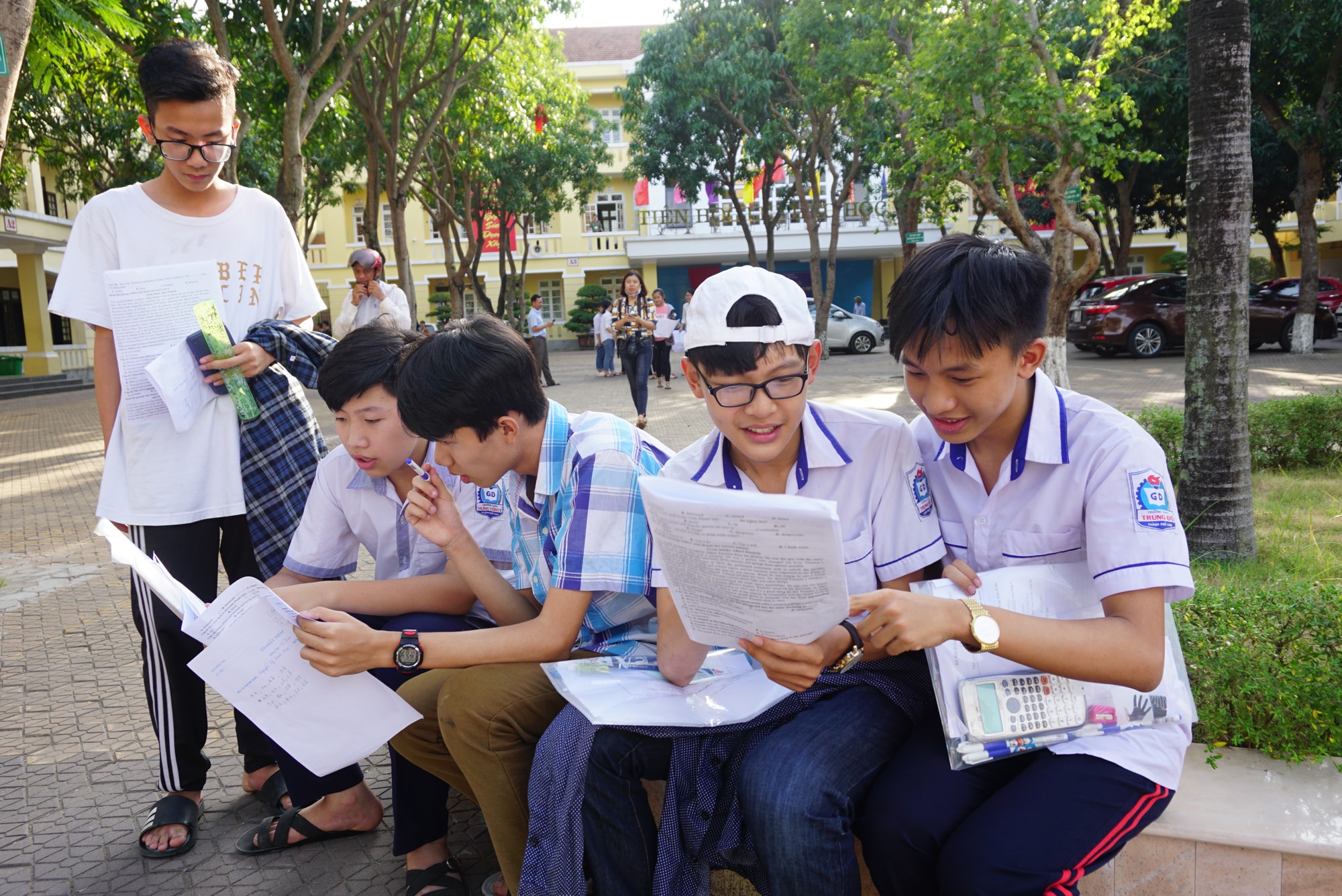 Thí sinh tại điểm thi Trường THPT Lê Viết Thuật thảo luận bài sau khi thi xong môn thi thứ 2. Ảnh: Mỹ Hà