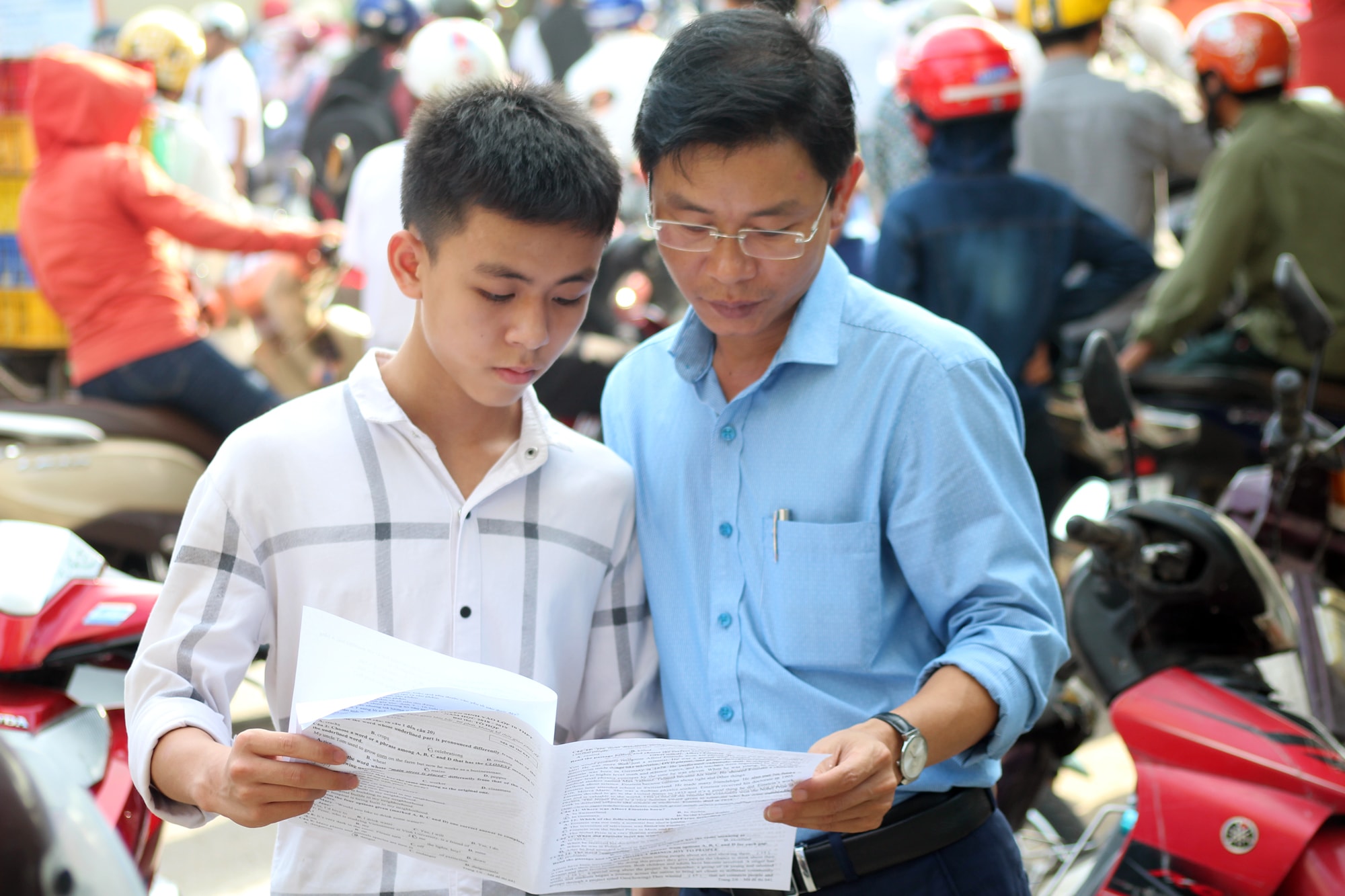 Tại huyện Quỳnh Lưu nhiều học sinh băn khoăn về đáp án sau khi hoàn thành xong bài thi tổ hợp . Ảnh: Việt Hùng