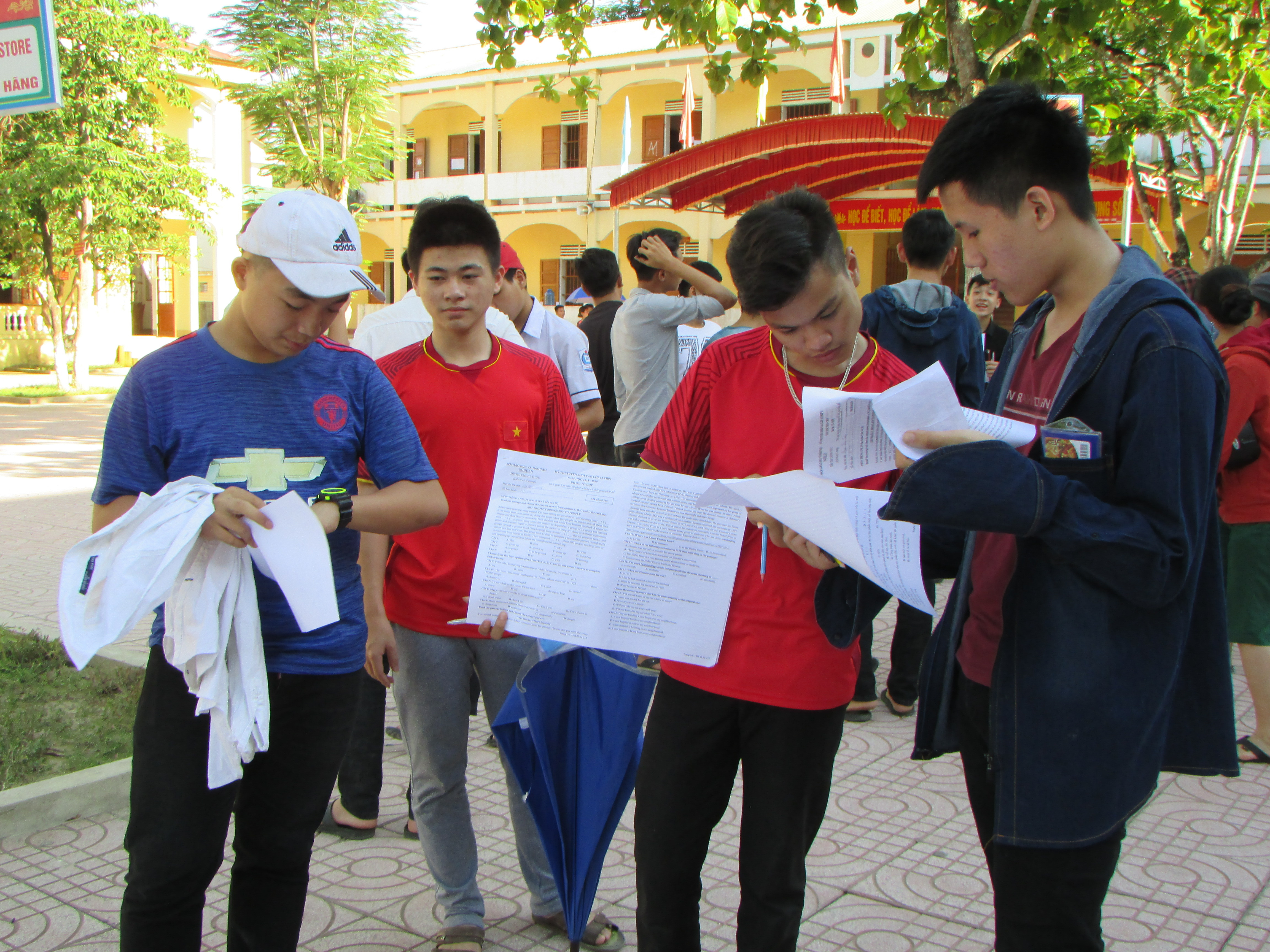 Các em học sinh tranh luận đề thi tại điểm thi Trường THPT Con Cuông. Ảnh: Bùi Hậu.