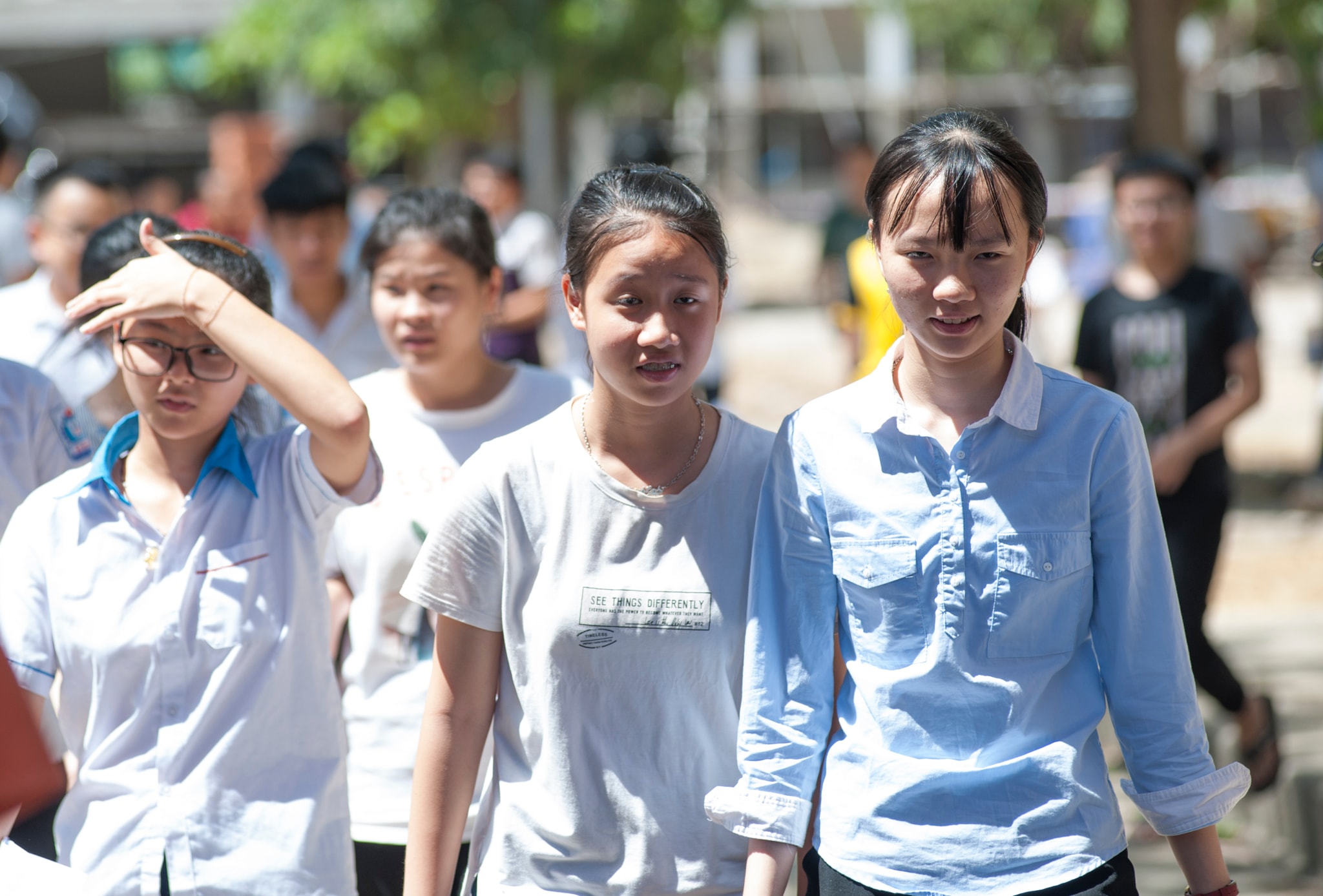 Thí sinh tại điểm thi Trường THPT Huỳnh Thúc Kháng. Ảnh: Thành Cường