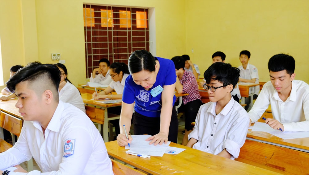 Thí sinh bắt đầu làm thủ tục cho môn thi dầu tiên. Ảnh: Mỹ Hà.