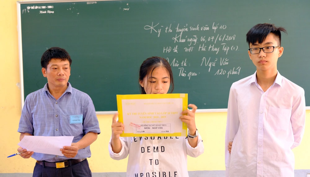 Thí sinh kiểm tra niêm yết đề thi môn Ngữ văn. Ảnh: Mỹ Hà