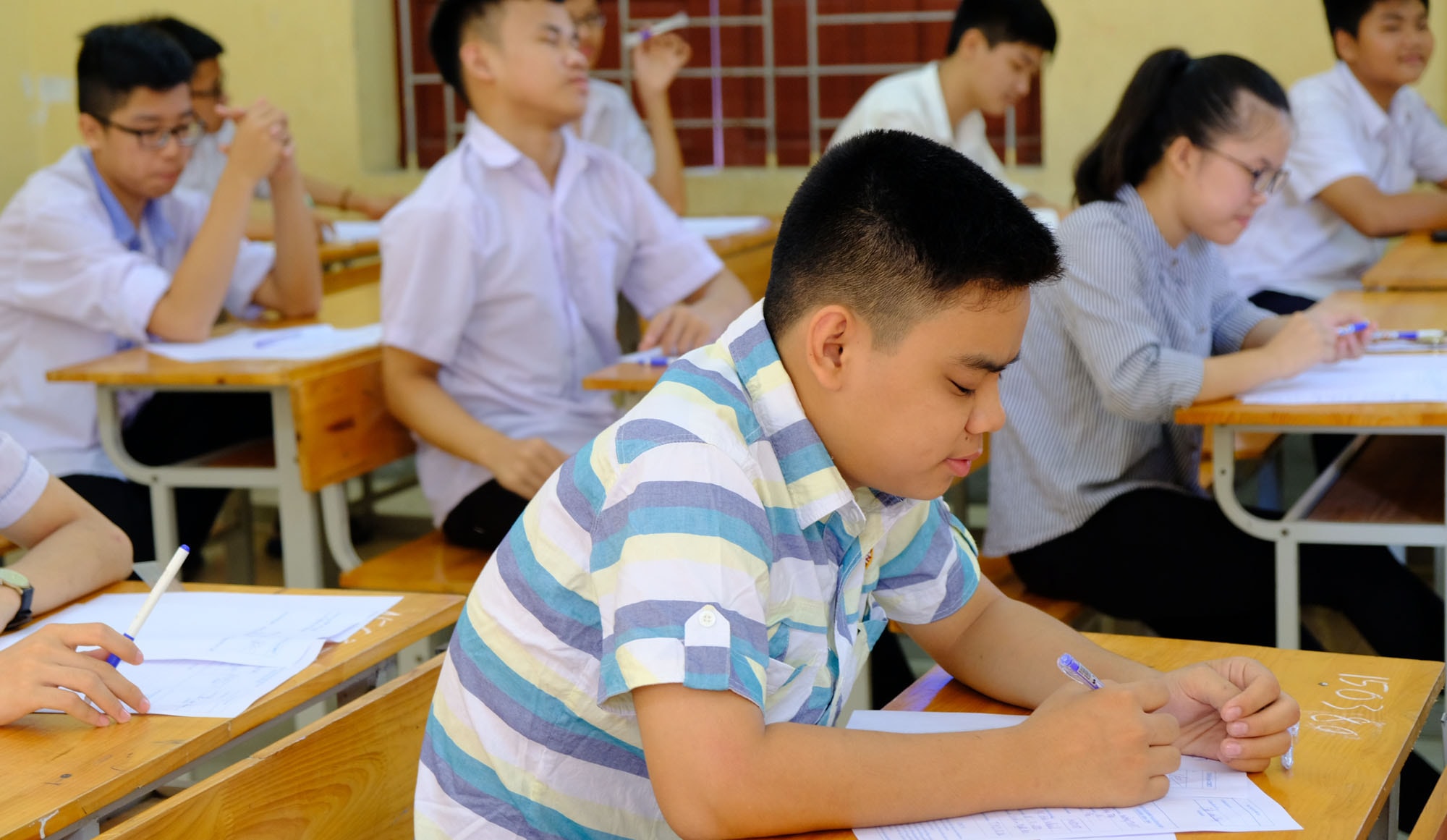 Thí sinh làm bài thi môn Ngữ văn. Ảnh: Mỹ Hà
