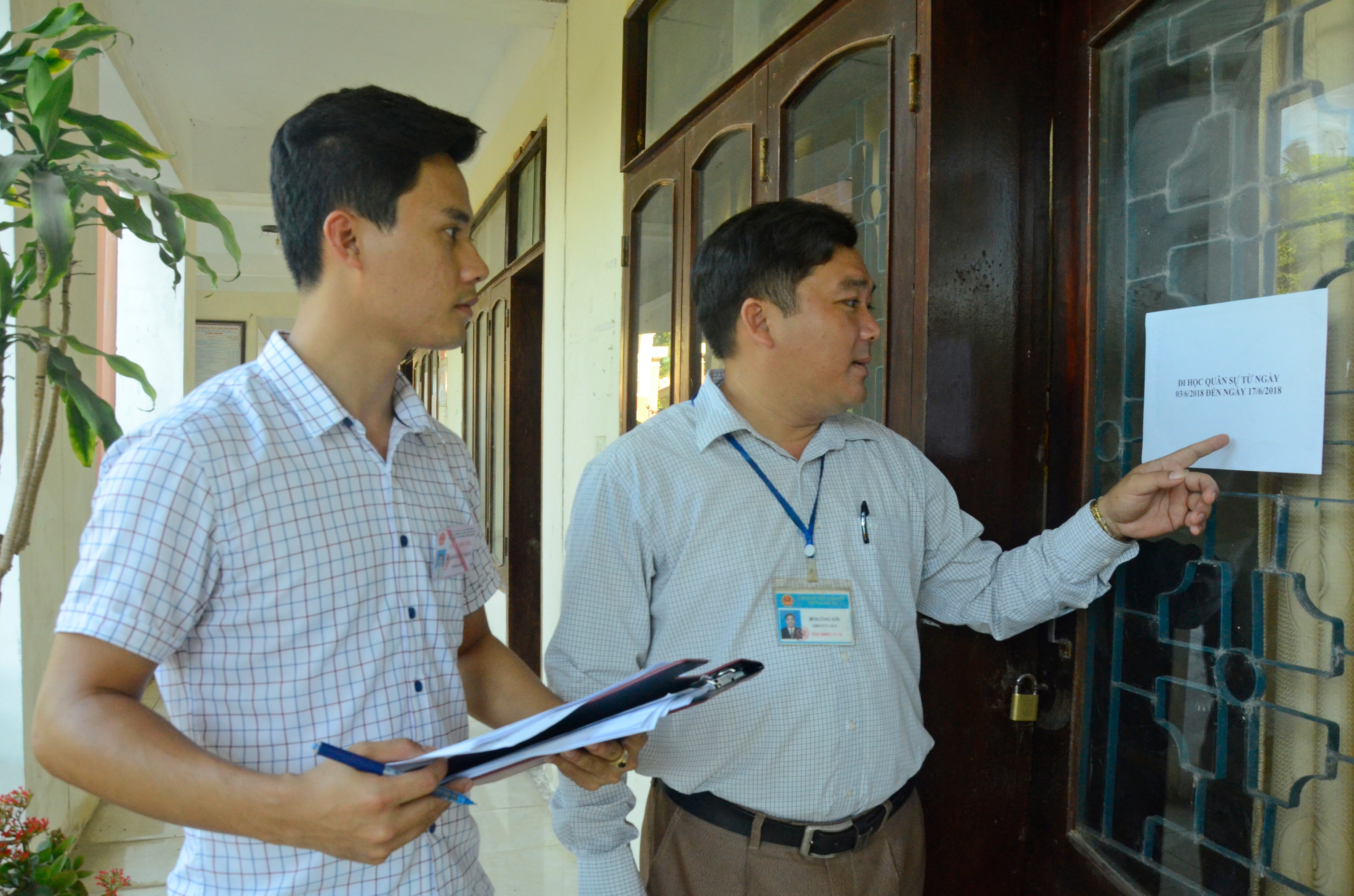 Các các bộ công chức phòng, ban thuộc UBND huyện khi phải dán thông báo nội dung đi làm việc khi không có mặt tại phòng làm việc. Ảnh Thanh Lê