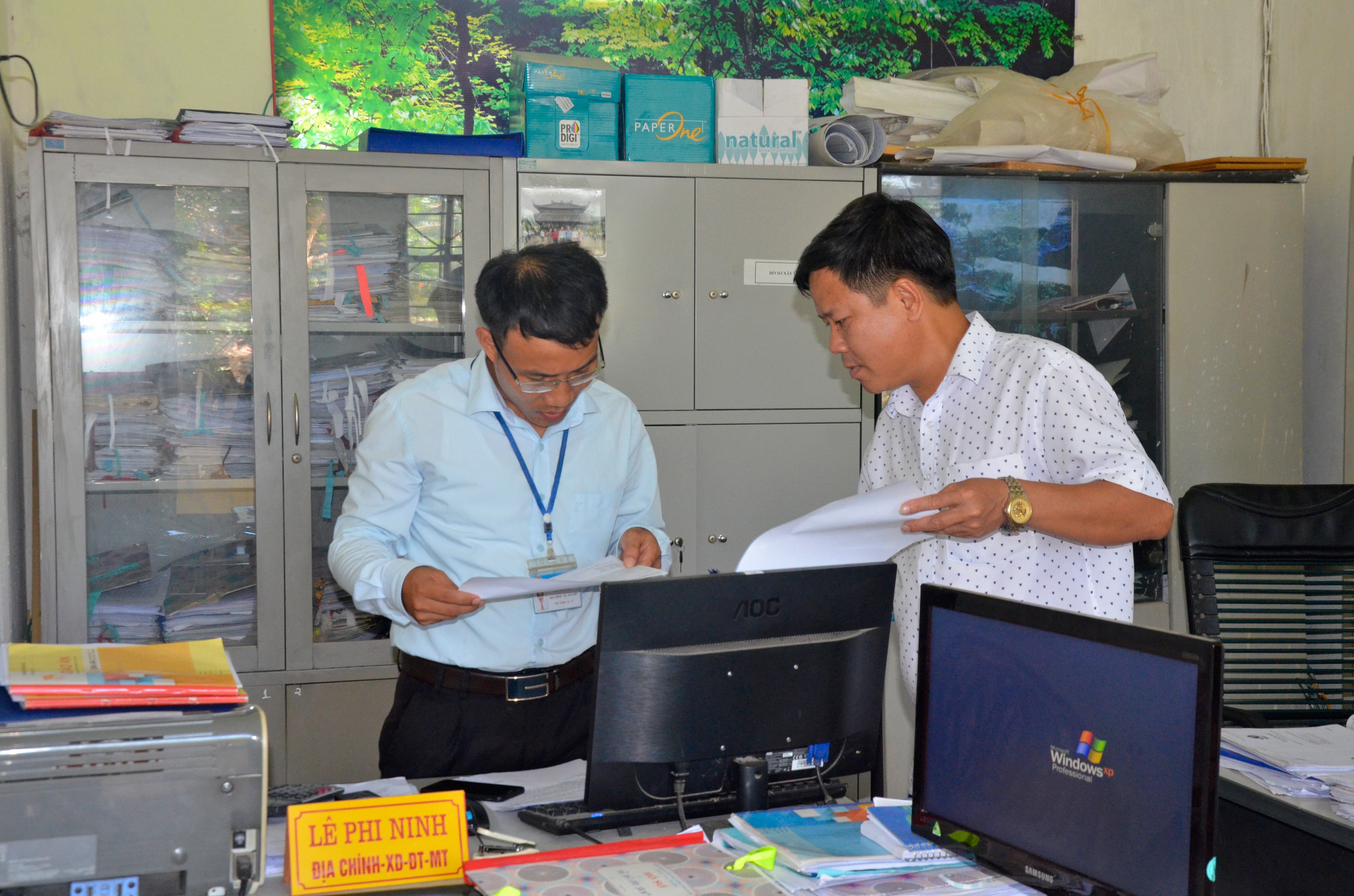 Kiểm tra việc chấp hành giờ giấc làm việc của đội ngũ cán bộ, công chức UBND thị trấn Anh Sơn. Ảnh Lê Thanh