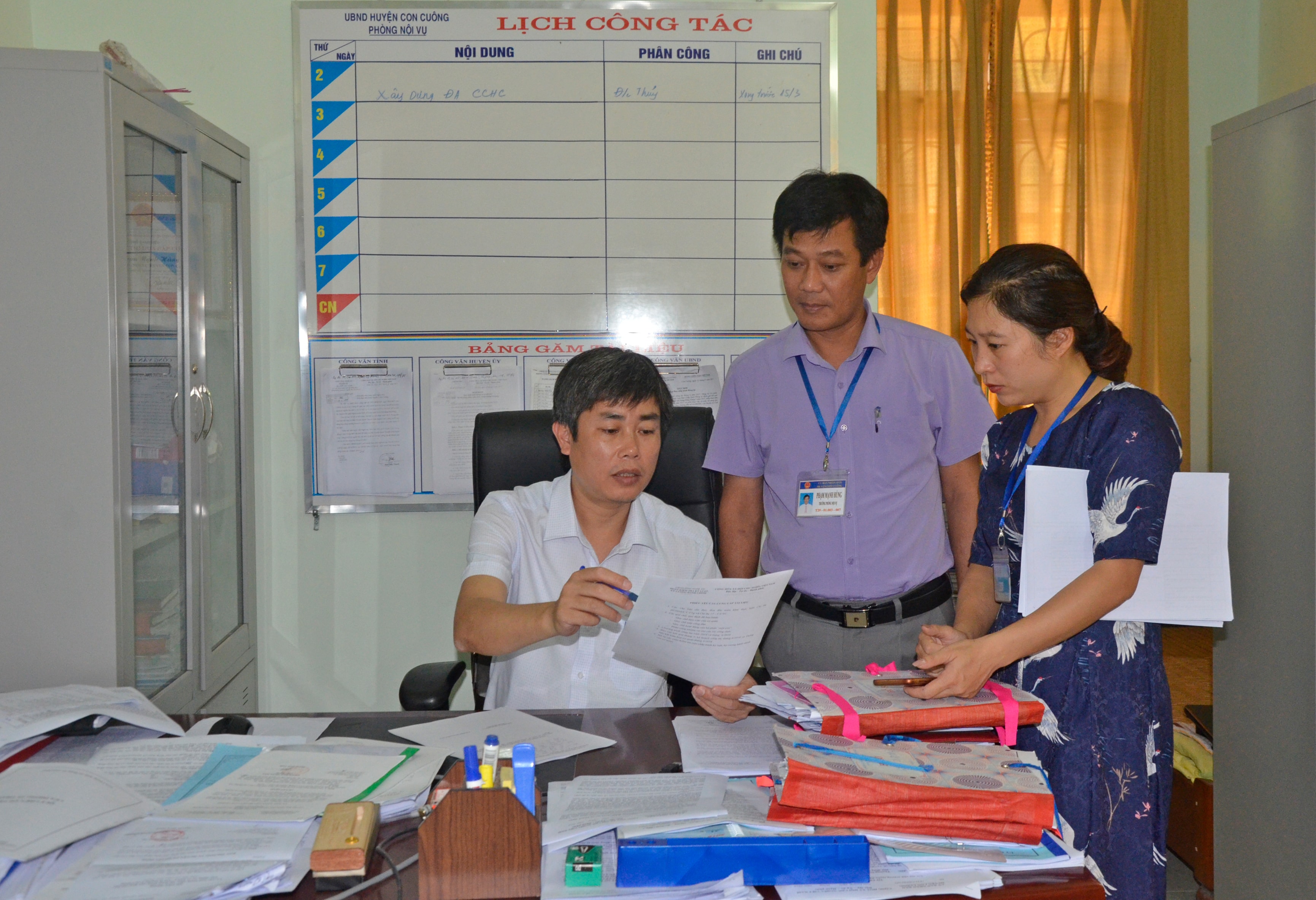 Kiểm tra hồ sơ thủ tục tại các phòng, ban của  huyện Con Cuông. Ảnh Lê Thanh