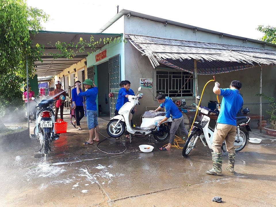 Đoàn xã Lĩnh Sơn, Anh Sơn đã tổ chức rửa xe gây quỹ giúp đỡ gia đình có hoàn cảnh khó khăn trên địa bàn. Ảnh: Thái Hiền