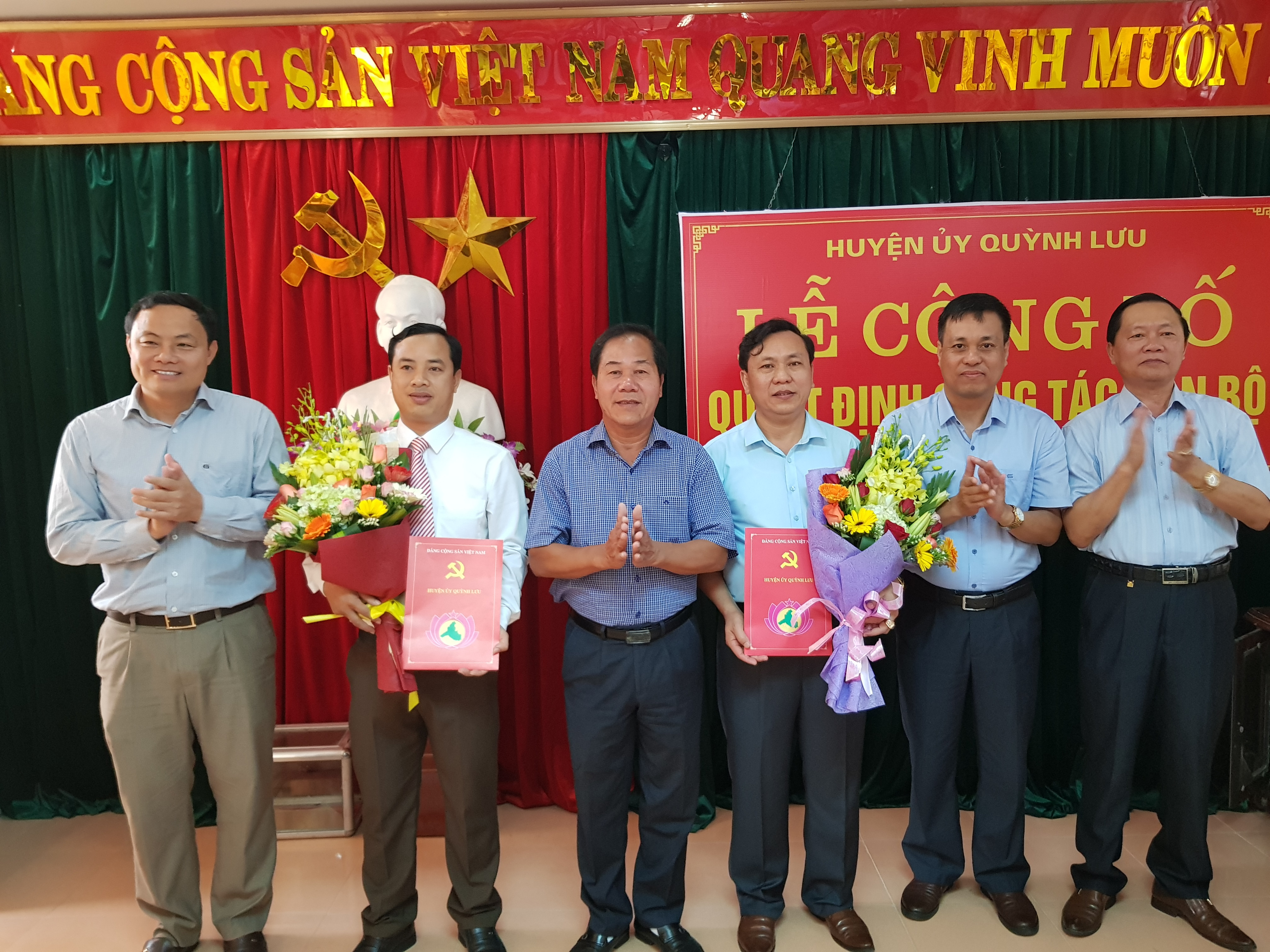  Ban Thường vụ Huyện ủy Quỳnh Lưu tặng hoa, chúc mừng 2 cán bộ vừa được bổ nhiệm. Ảnh: Hồ Ngọc Quang