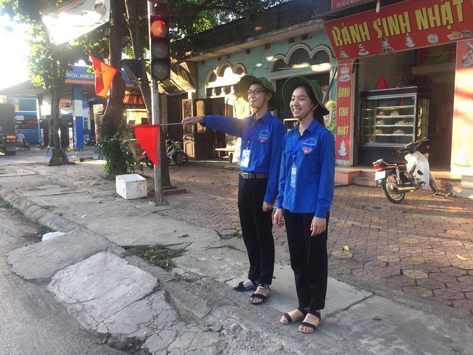 Đoàn viên thanh niên có mặt tại các chốt giao thông, góp phần để kỳ thi tuyển sinh vào lớp 10 diễn ra an toàn, hiệu quả, đúng quy chế và bảo đảm trật tự, an toàn giao thông. Ảnh Minh Thái