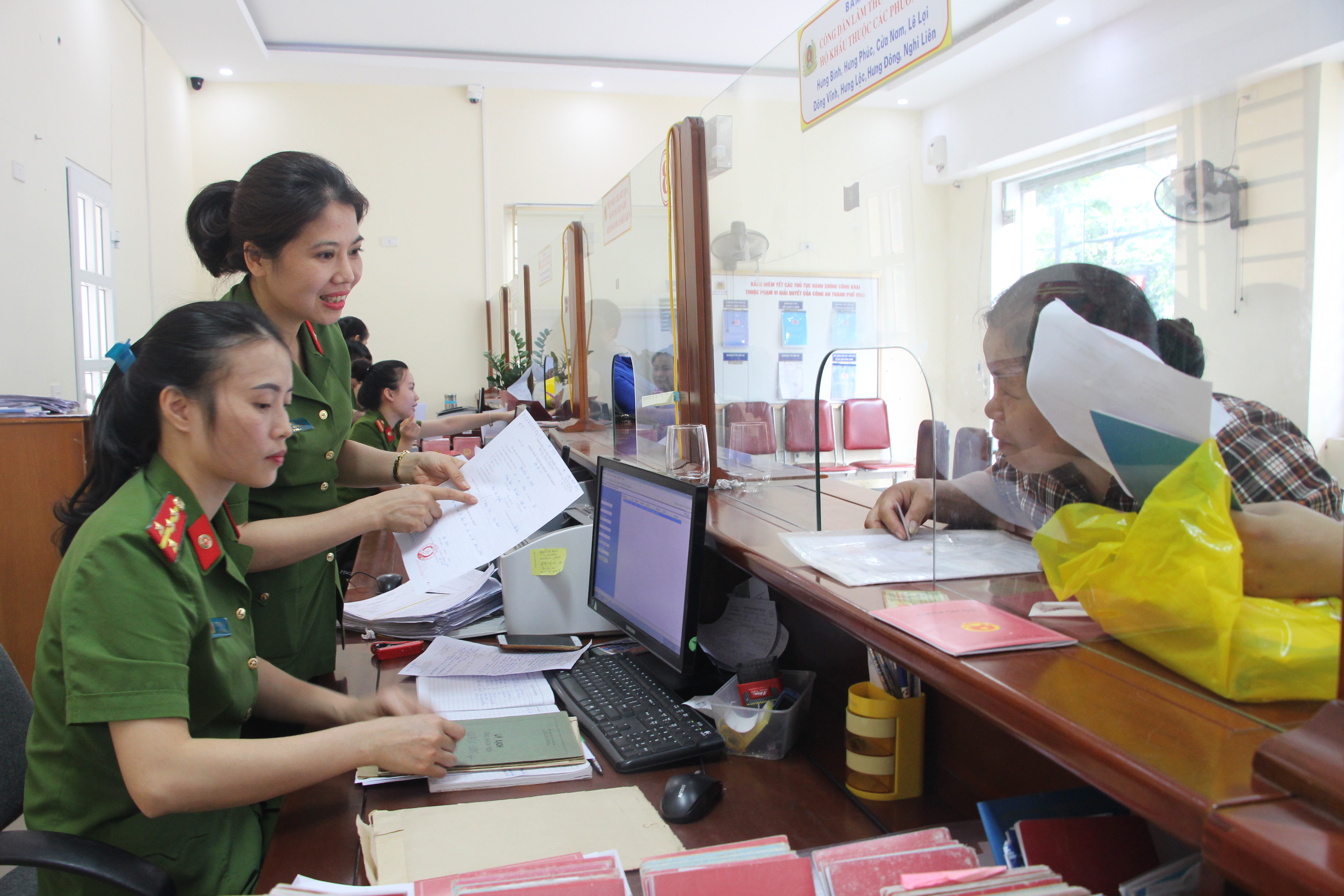 bna_Trung tá Nguyễn Thị Thanh Hoa - Đội trưởng Đội CSQLHC về TTXH - Công an TP Vinh hướng dẫn người dân xử lý các thủ tục hành chính