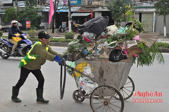 Thu gom rác thải trên địa bàn TP Vinh. Ảnh:Đinh Nguyệt
