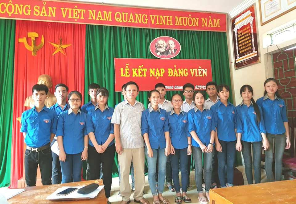  Các Đảng viên trẻ trường THPT Thanh Chương 3 tại lễ kết nạp