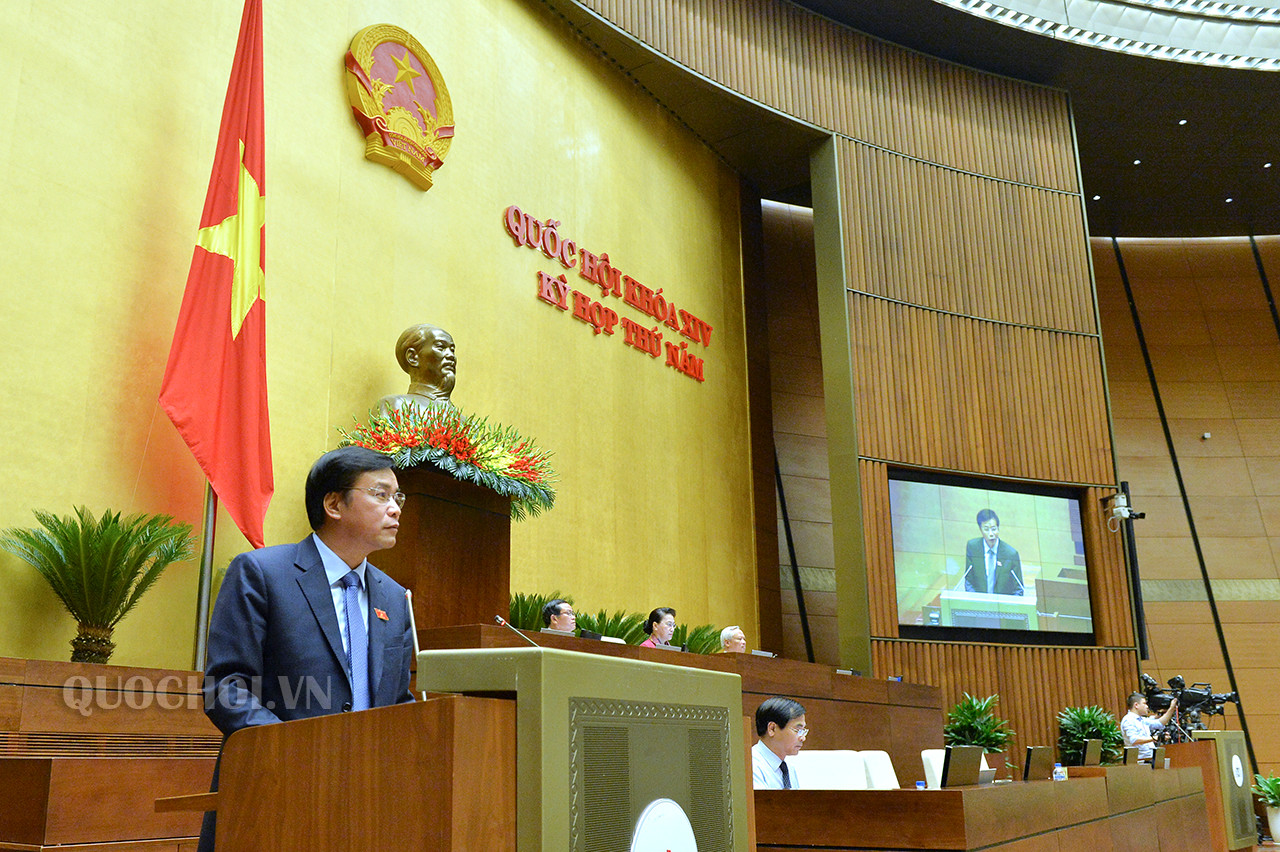 Tổng Thư ký, Chủ nhiệm Văn phòng Quốc hội Nguyễn Hạnh Phúc trình bày Tờ trình dự kiến Chương trình giám sát của Quốc hội năm 2019